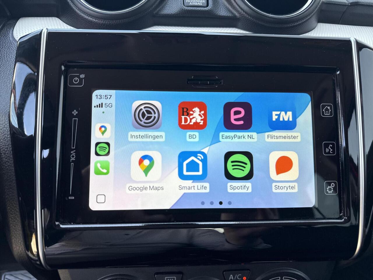 Suzuki SWIFT 1.2 Select Smart Hybrid **NAVIGATIE/ DODEHOEK DETECTIE/ STOELVERWARMING/ 36 MAANDEN GARANTIE**