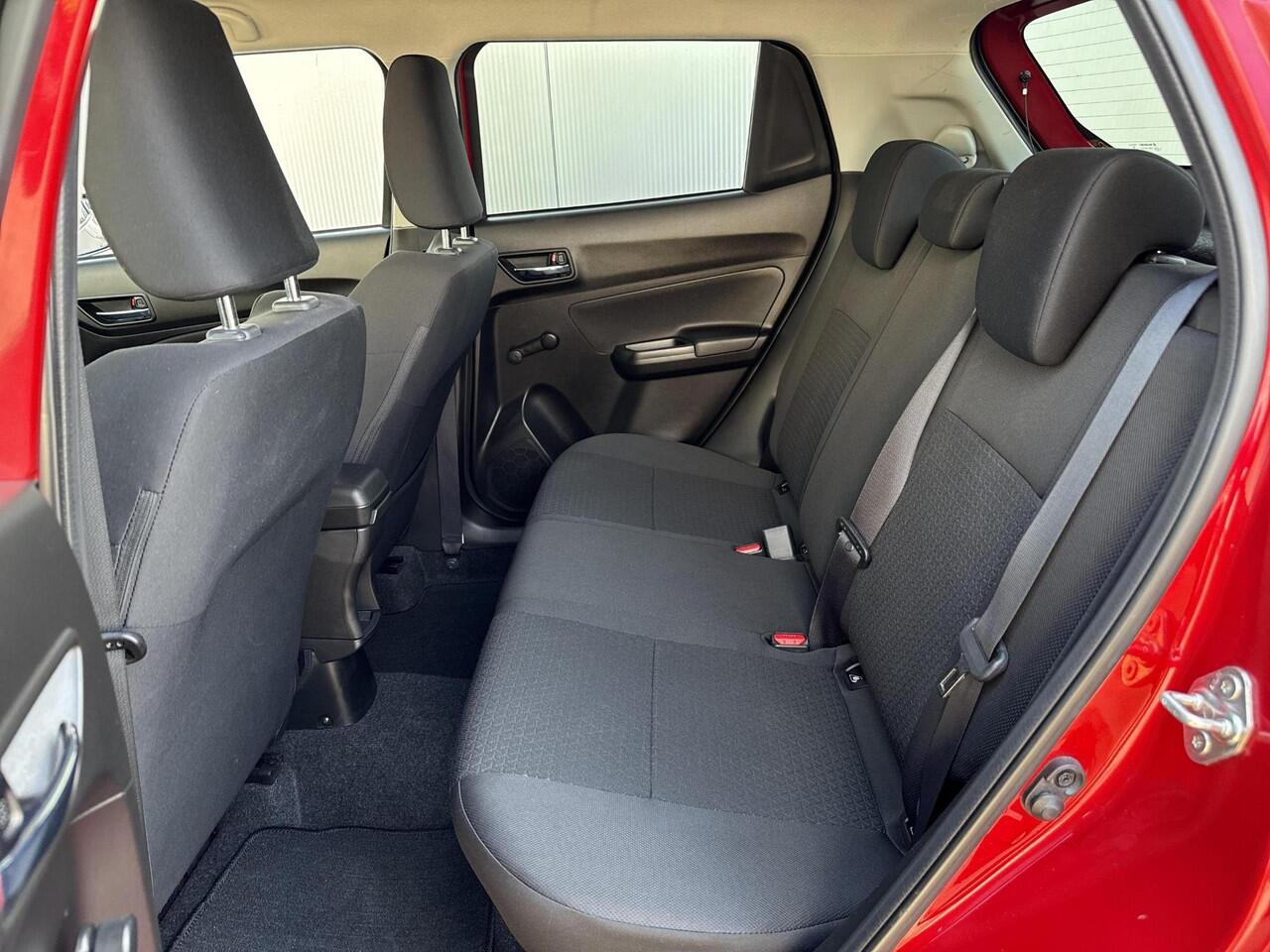 Suzuki SWIFT 1.2 Select Smart Hybrid **NAVIGATIE/ DODEHOEK DETECTIE/ STOELVERWARMING/ 36 MAANDEN GARANTIE**