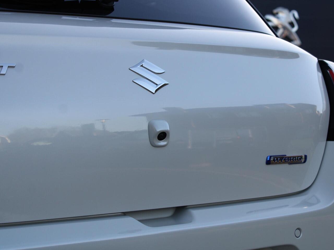 Suzuki SWIFT Style 1.2 Smart Hybrid 85PK CVT Automaat Two-Tone dak, Climate Control, Navigatie, Lichtmetalen velgen, Zwarte Wielkast randen