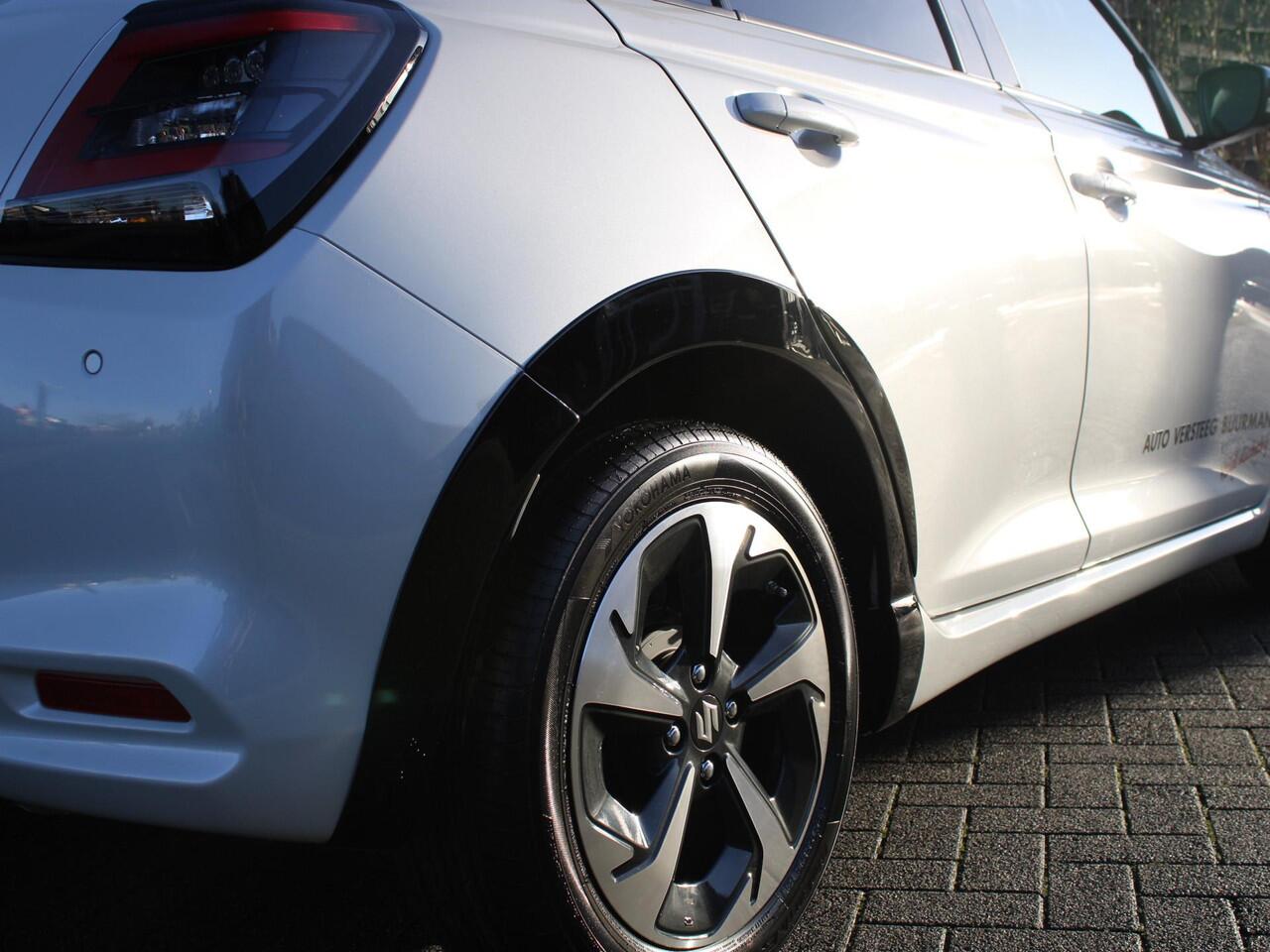 Suzuki SWIFT Style 1.2 Smart Hybrid 85PK CVT Automaat Two-Tone dak, Climate Control, Navigatie, Lichtmetalen velgen, Zwarte Wielkast randen