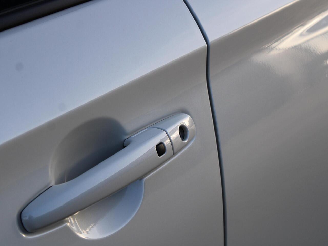 Suzuki SWIFT Style 1.2 Smart Hybrid 85PK CVT Automaat Two-Tone dak, Climate Control, Navigatie, Lichtmetalen velgen, Zwarte Wielkast randen