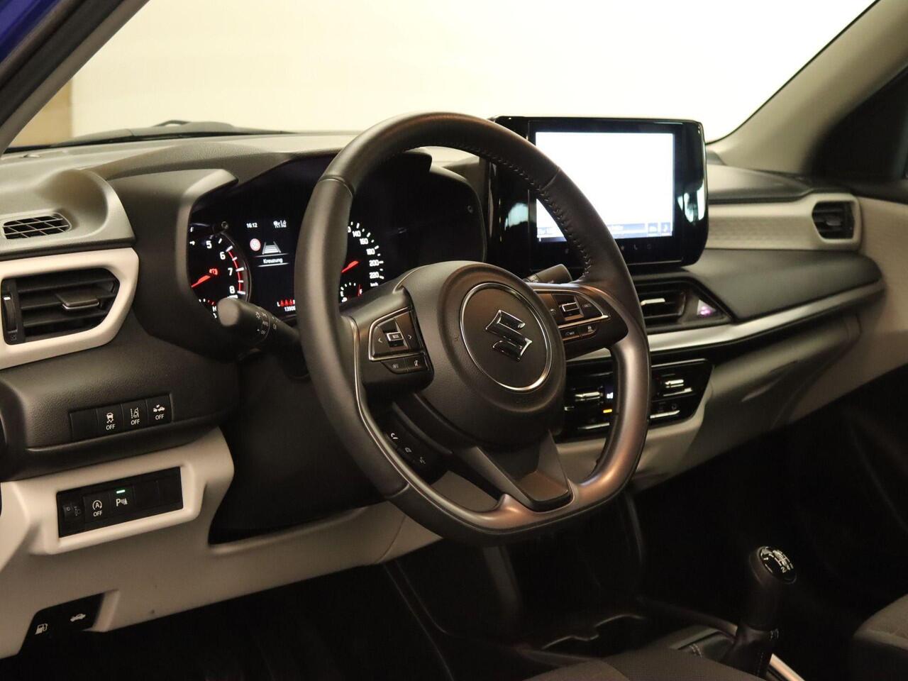 Suzuki SWIFT 1.2 Style Smart Hybrid - CLIMATE CONTROL - NAVIGATIE - PARKEERSENSOREN ACHTER - 16 INCH LICHT METALEN VELGEN - VREDESTEIN 4 SEIZOENENBANDEN - 4 X ELEKTRISCHE RAMEN - KEYLESS ENTRY/ START - CAMERA - VOORSTOELEN VERWARMD - DODEHOEK DETECTIE