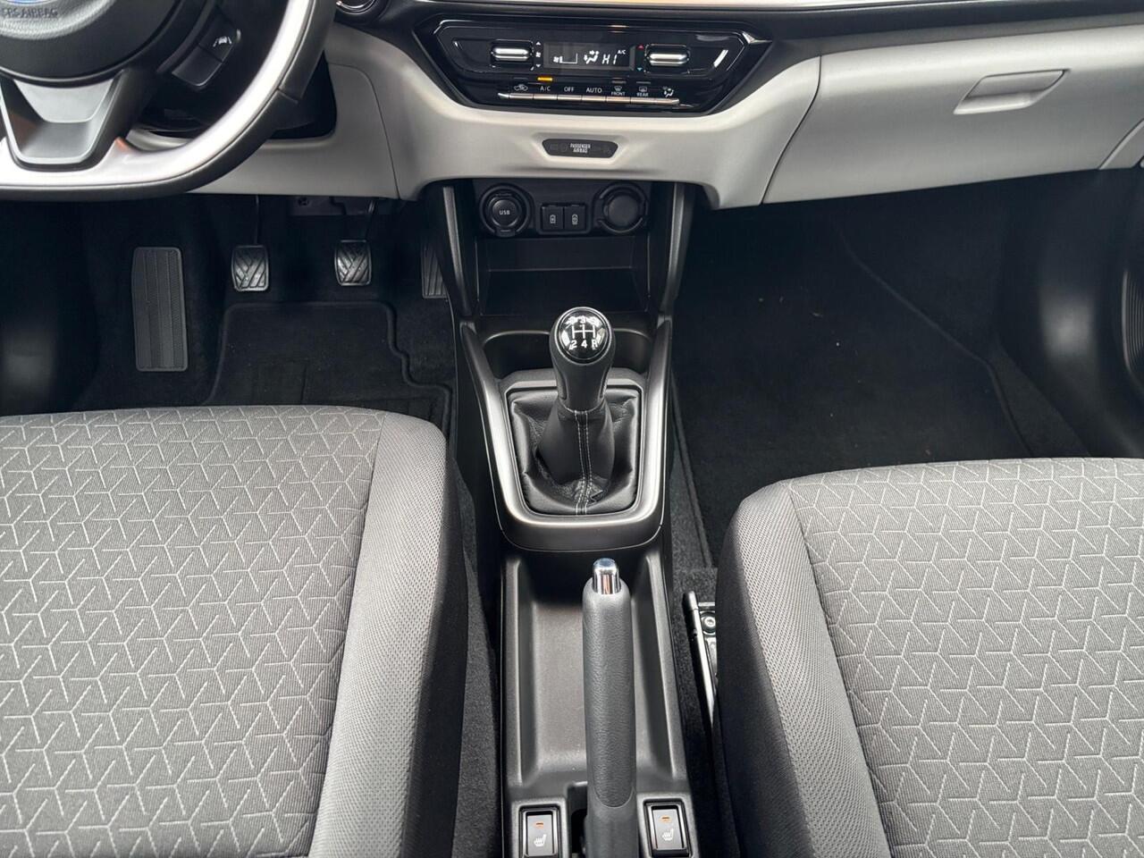 Suzuki SWIFT 1.2 Style Smart Hybrid | GARANTIE 2035 | LMV | NAVI | DRAADLOOS APPLE CARPLAY | STOELVERWARMING |