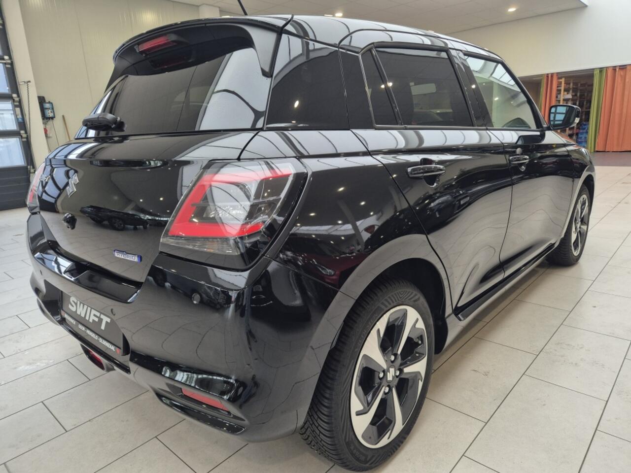 Suzuki SWIFT 1.2 Style Hybrid [CARPLAY| CLIMATE CONTROL | ALL-SEASON BANDEN |