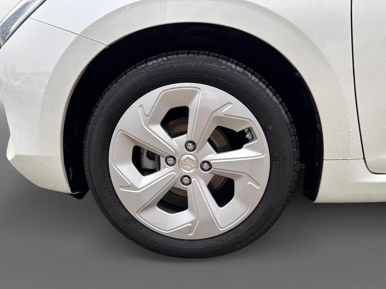 Suzuki SWIFT 1.2 Select Smart Hybrid | Camera | Sensoren | Stoelverwarming | Navigatie | Adap cruise | LM Velgen |