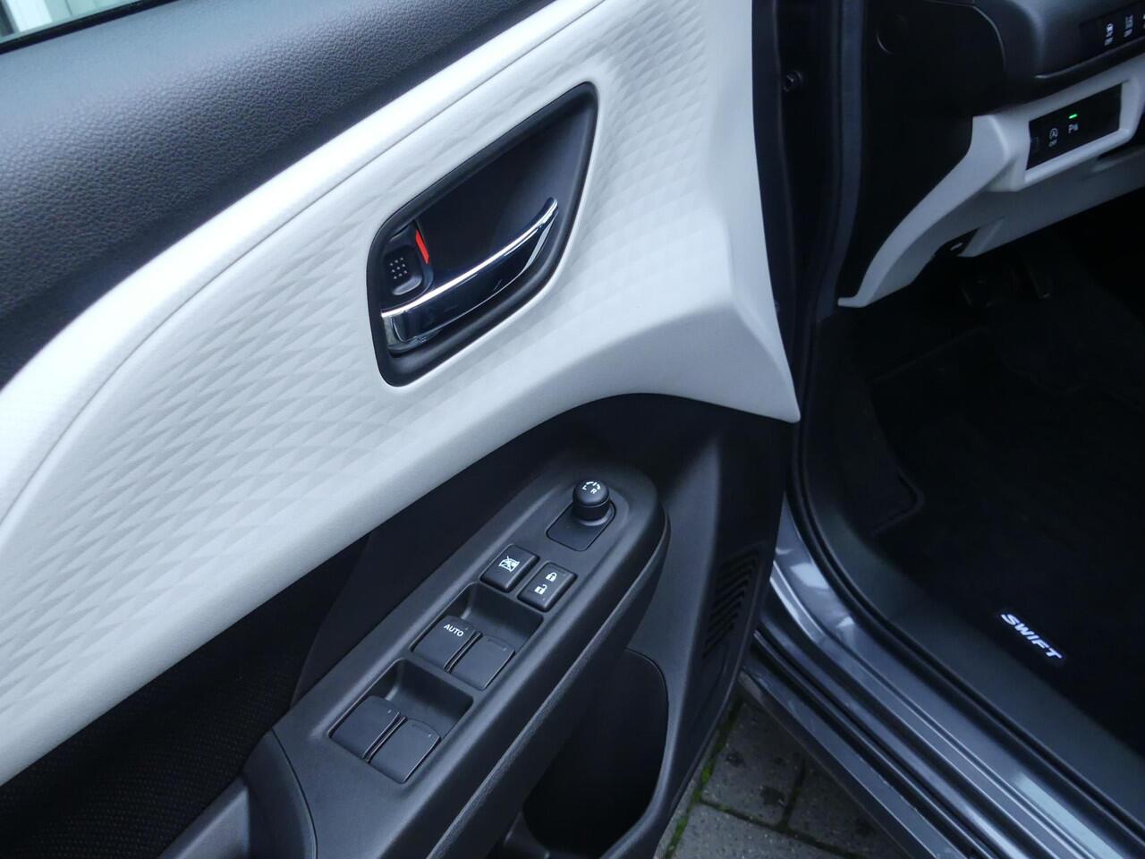 Suzuki SWIFT 1.2 Select Smart Hybrid Automaat Stoelverw., Navigatie, LM-velgen, Camera, Carplay / Android Auto