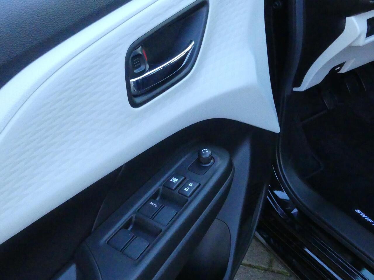 Suzuki SWIFT 1.2 Select Smart Hybrid Apple Carpl/Andr Auto, Camera, Stoel Verwarming, Navigatie.