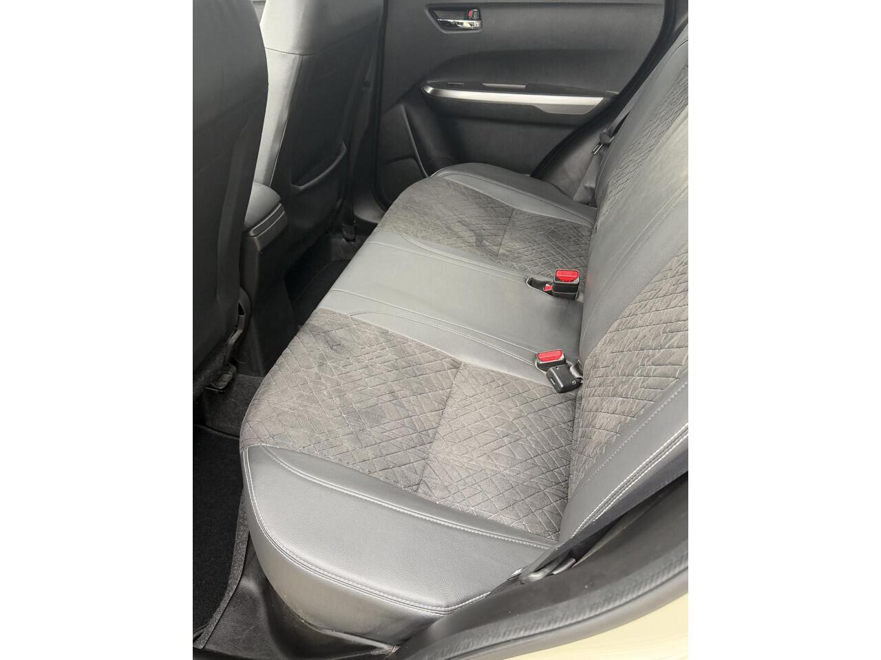 Suzuki VITARA 1.4 140 pk Automaat Style / Pano / Clima / Camera / Keyless / Alcantara / Adaptive Cruise / Two Tone / Stijl