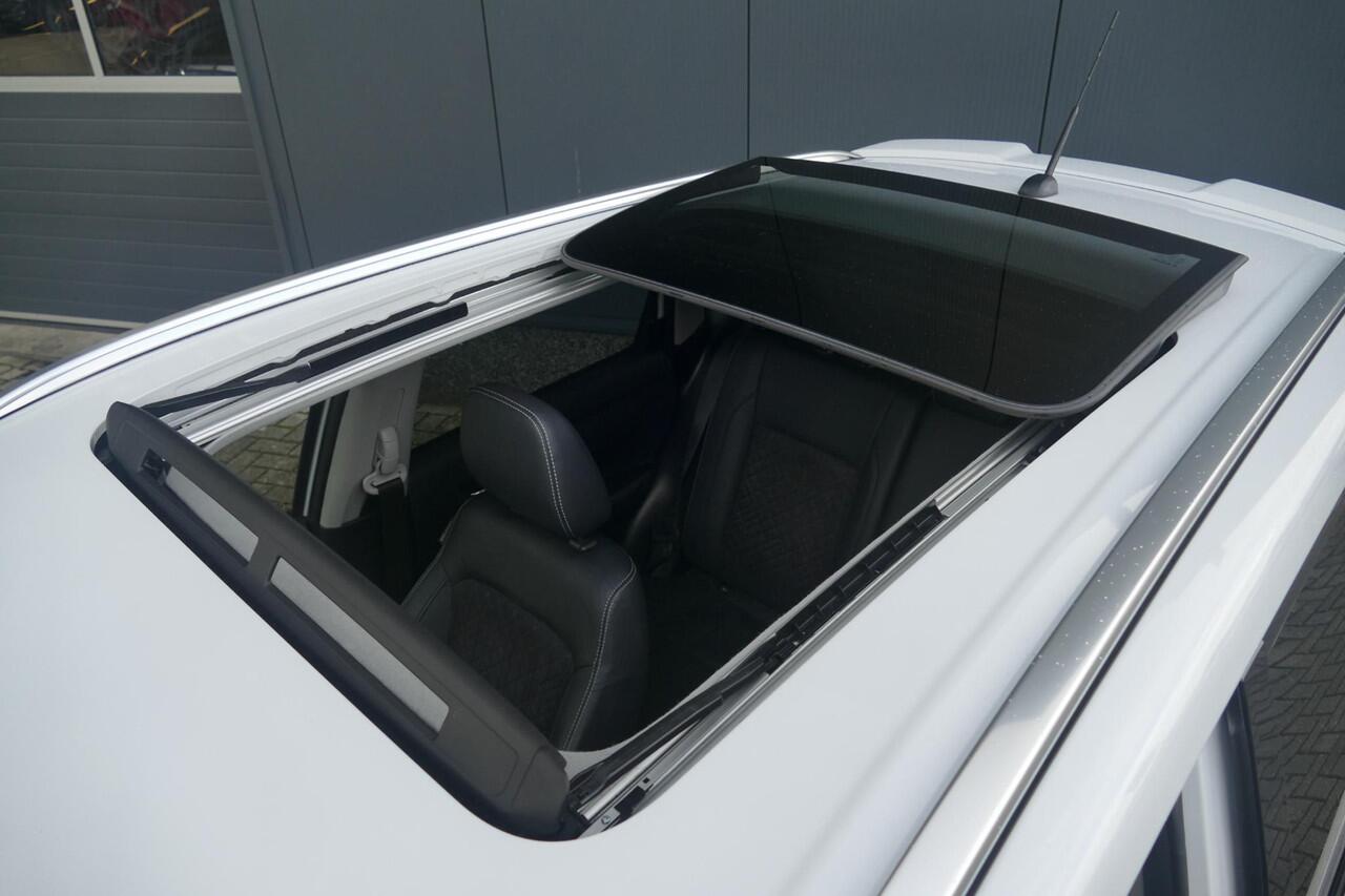 Suzuki VITARA 1.4 Boosterjet Style Smart Hybrid AllGrip | PANO | AFNEEMBARE TREKHAAK | 4X4 | RIJKLAARPRIJS |