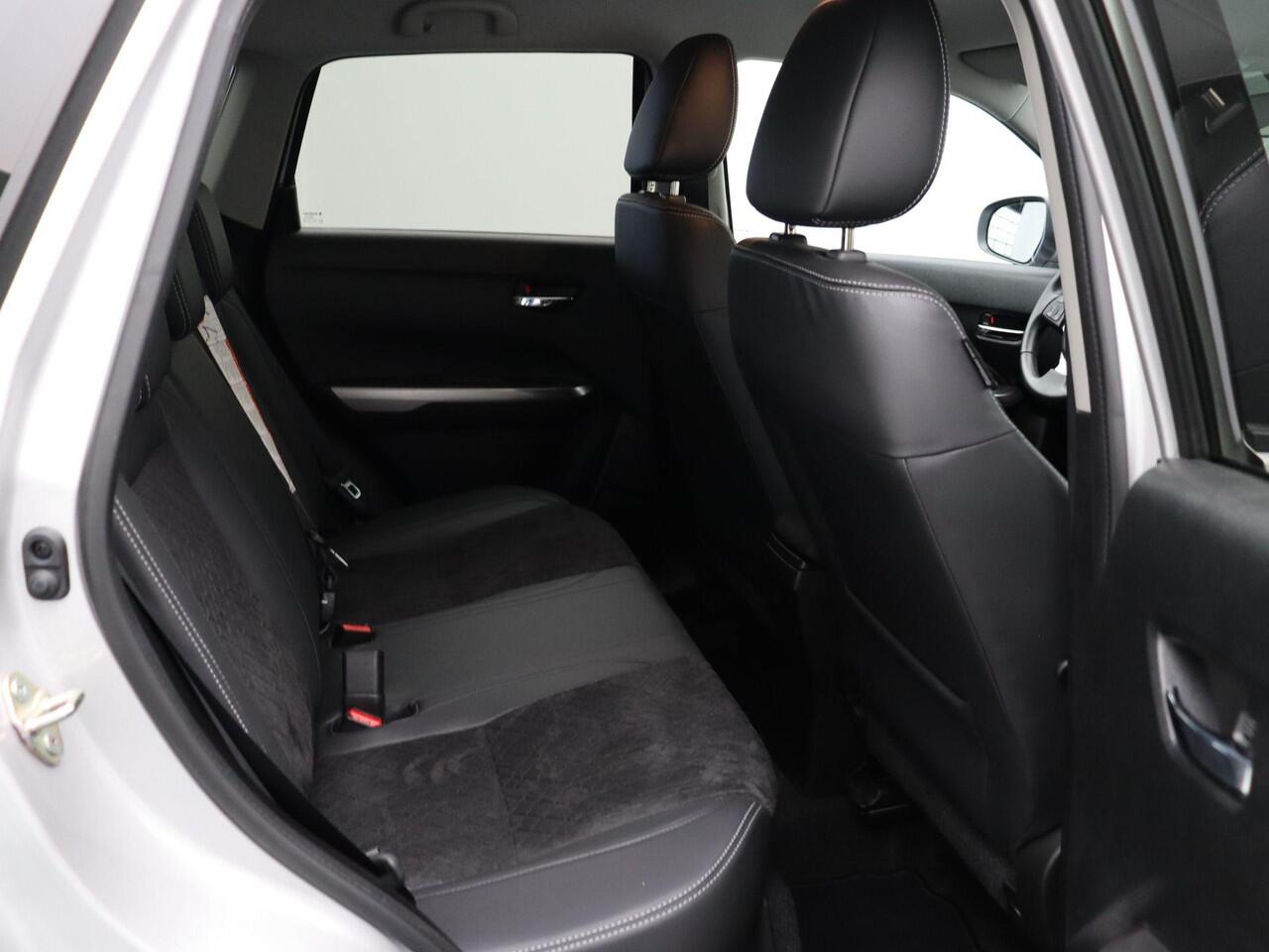 Suzuki VITARA 1.4 Boosterjet Style Smart Hybrid | Navigatie | Parkeersensoren voor en achter | Stoelverwarming | Trekhaak |