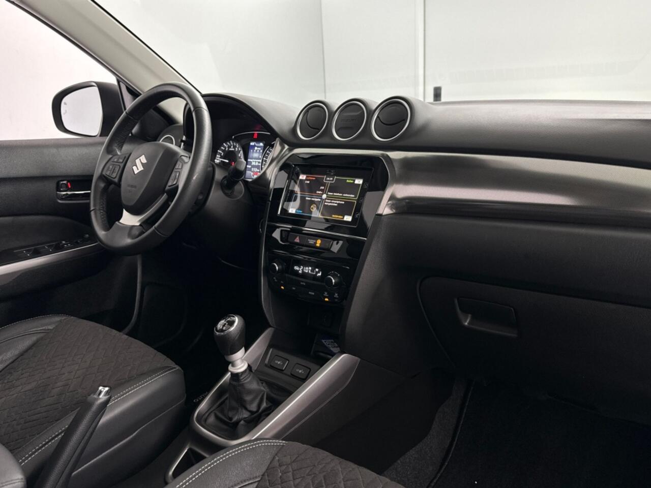 Suzuki VITARA 1.4 Boosterjet Style Smart Hybrid | Panoramadak | Trekhaak | Adaptieve Cruise Control