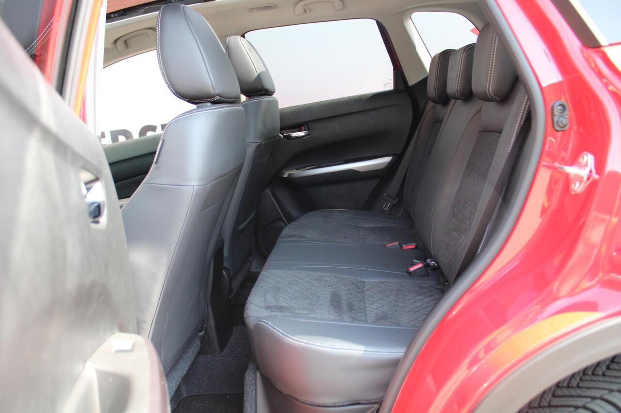 Suzuki VITARA 1.5 Hybrid Style 115PK Automaat Panodak, Navigatie, 18 inch velgen all season, Treeplanken, Parkeersensoren V en A, Stoelverwarming, Achteruitrijcamera