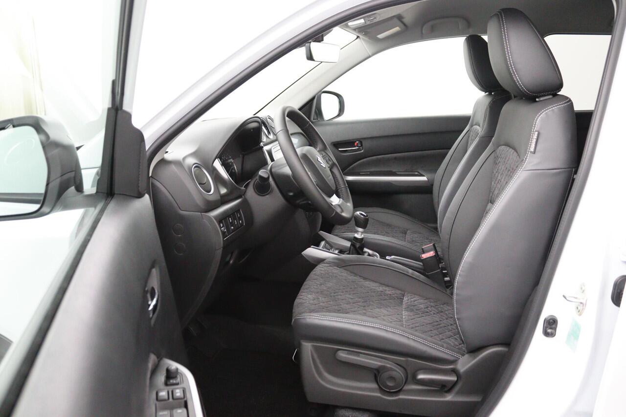 Suzuki VITARA 1.4 Boosterjet Style Smart Hybrid | Nieuwe Auto | Alcantara Bekleding | Keyless Entry | Dodehoek Detectie | Parkeersensoren Rondom |