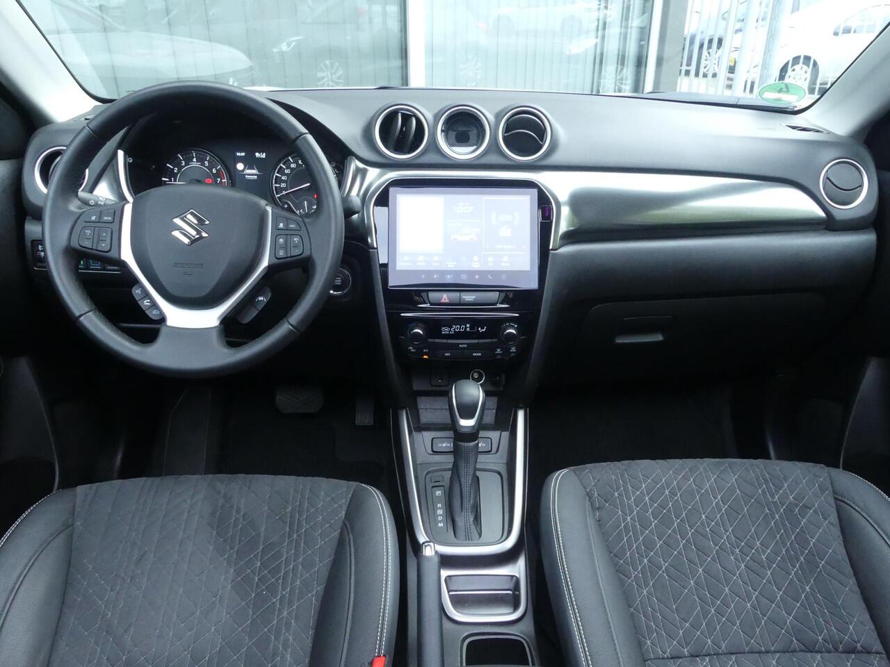 Suzuki VITARA 1.5 Hybrid Style AUTOMAAT PANO-DAK ALL SEASON Camera, Cruise Contr., Navi, Apple Carpl/Andr Auto, Panorama dak, Sensoren Voor/Achter, All Season Bnd.
