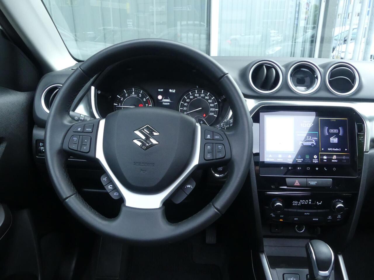 Suzuki VITARA 1.5 Hybrid Style AUTOMAAT PANO-DAK ALL SEASON Camera, Cruise Contr., Navi, Apple Carpl/Andr Auto, Panorama dak, Sensoren Voor/Achter, All Season Bnd.