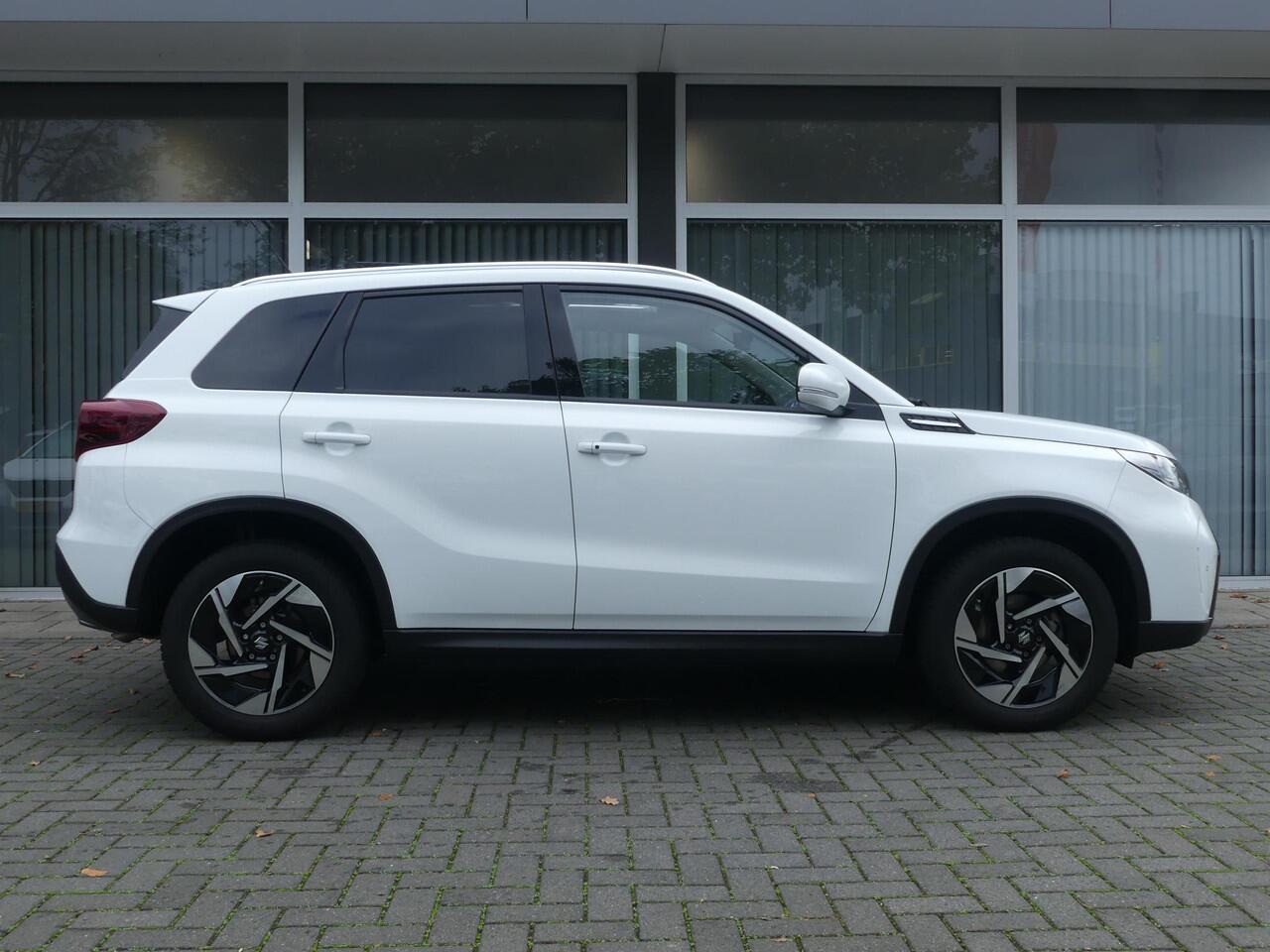 Suzuki VITARA 1.5 Hybrid Style AUTOMAAT PANO-DAK ALL SEASON Camera, Cruise Contr., Navi, Apple Carpl/Andr Auto, Panorama dak, Sensoren Voor/Achter, All Season Bnd.