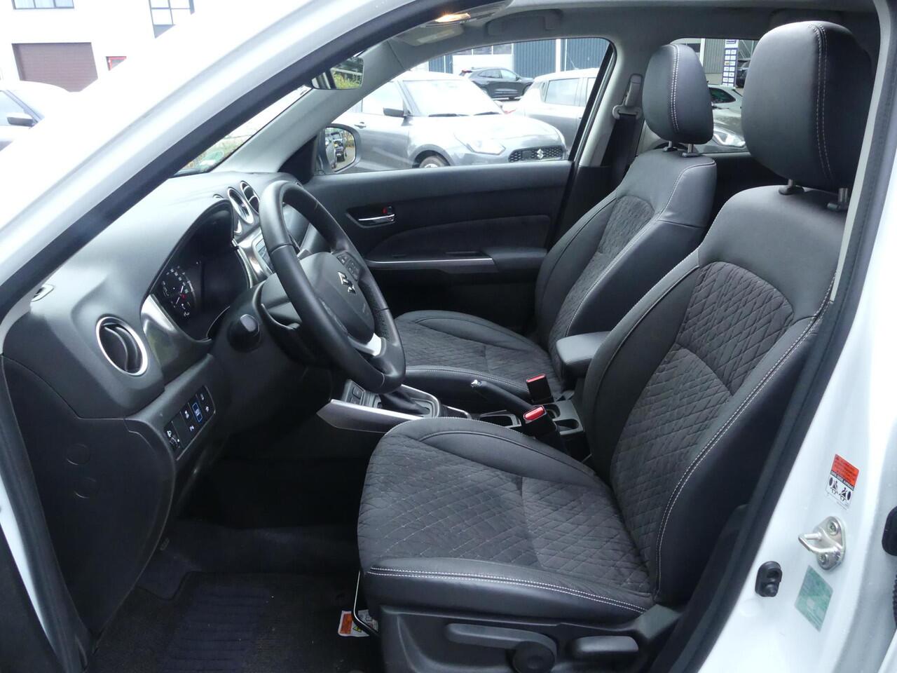 Suzuki VITARA 1.5 Hybrid Style AUTOMAAT PANO-DAK ALL SEASON Camera, Cruise Contr., Navi, Apple Carpl/Andr Auto, Panorama dak, Sensoren Voor/Achter, All Season Bnd.