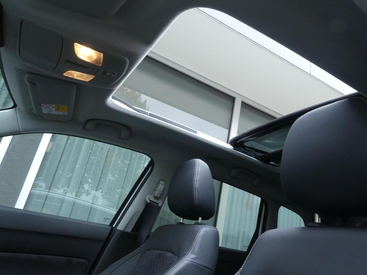 Suzuki VITARA 1.5 Hybrid Style AUTOMAAT PANO-DAK ALL SEASON Camera, Cruise Contr., Navi, Apple Carpl/Andr Auto, Panorama dak, Sensoren Voor/Achter, All Season Bnd.