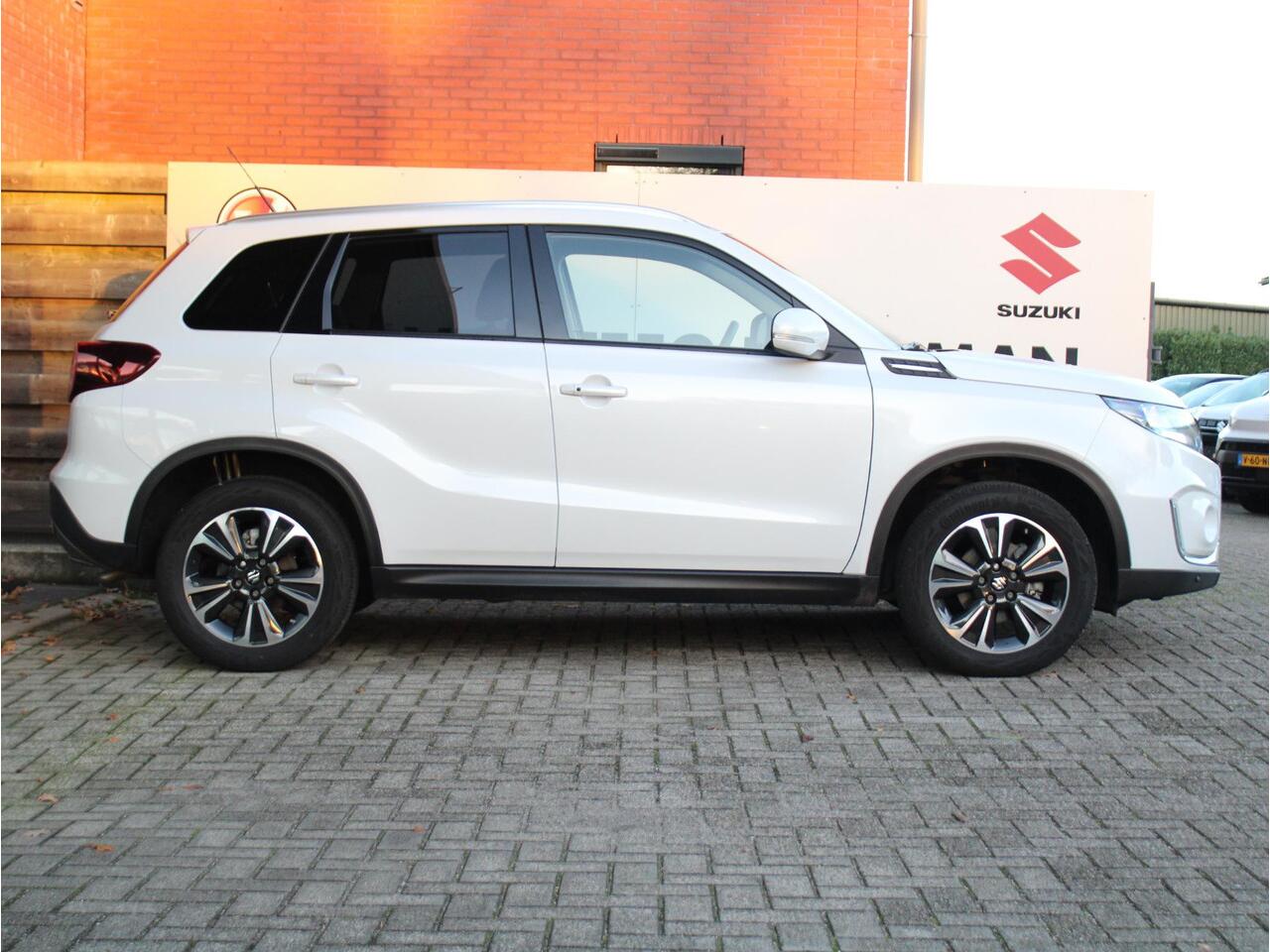 Suzuki VITARA 1.4 Boosterjet Style Smart Hybrid Achteruitrijcamera, Cruise Control Adaptief, Stoelverwarming, Navigatie, Apple Carplay/Android Auto