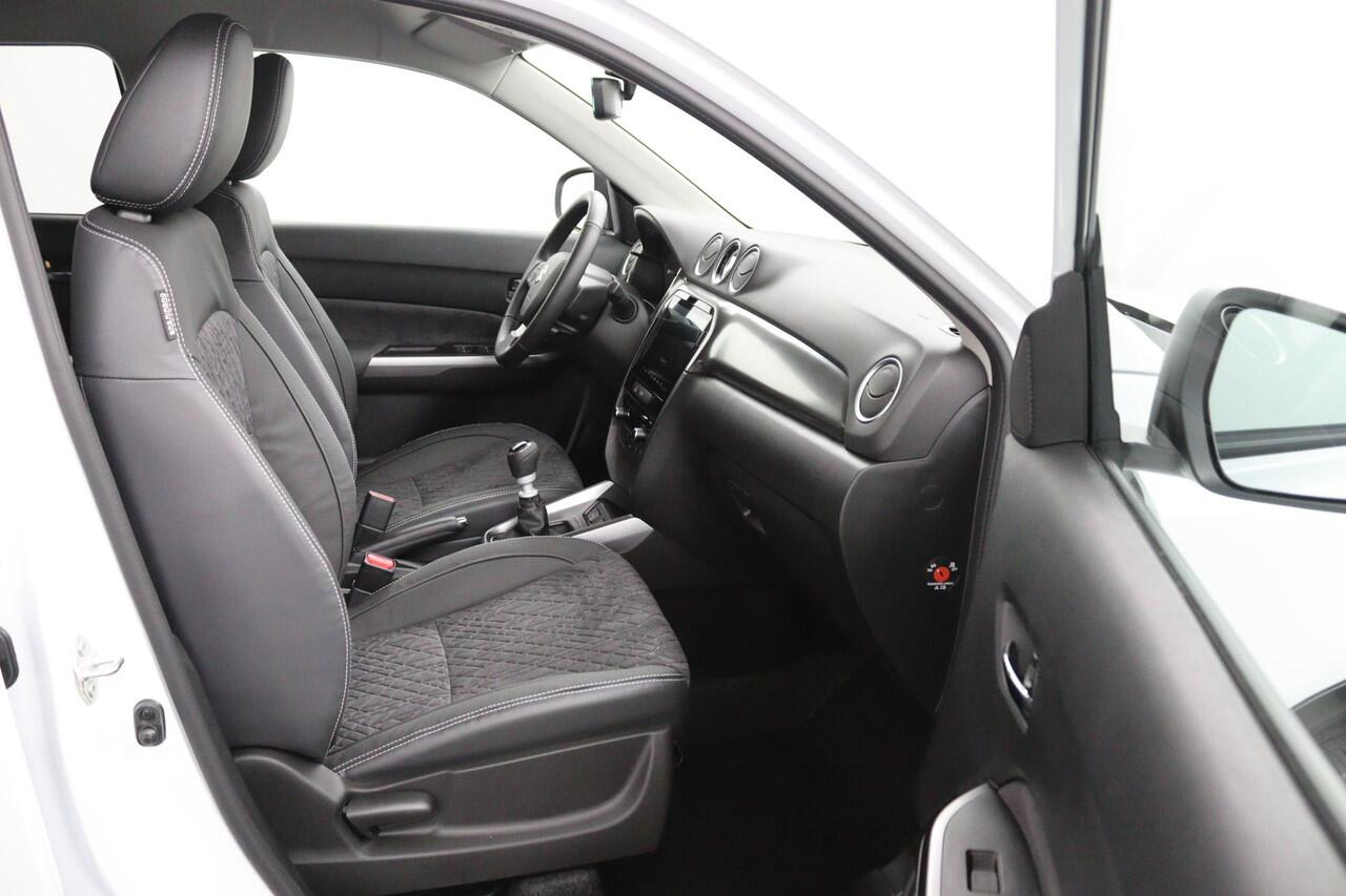 Suzuki VITARA 1.4 Boosterjet Style Smart Hybrid | Nieuwe Auto | Alcantara Bekleding | Keyless Entry | Dodehoek Detectie | Parkeersensoren Rondom |