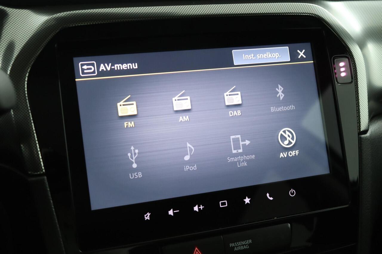 Suzuki VITARA 1.4 Boosterjet Smart Hybrid Style | Uniek Two tone| Climate control | Cruise control adaptive | Camera | Apple carplay, Android auto | Stolverwarming | Travel pack | Haaievin antenne |