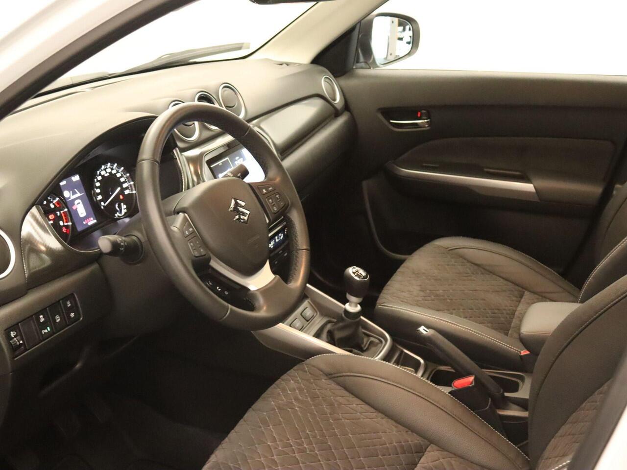 Suzuki VITARA 1.4 Boosterjet Style Smart Hybrid - APPLE CARPLAY/ANDROID AUTO - VOORSTOELEN VERWARMD - AFNEEMBARE TREKHAAK (1500KG GEREMD) - ADAPTIEVE CRUISE CONTROL - DODEHOEKDETECTIE - PANORAMADAK - KEYLESS ENTRY/START - CLIMATE CONTROL - PARKEERSENSOREN VOOR EN ACHTE