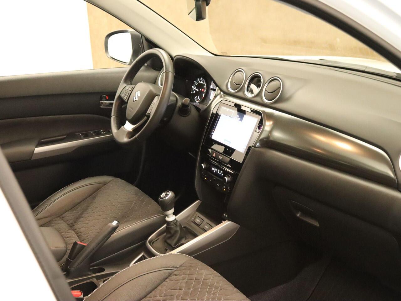 Suzuki VITARA 1.4 Boosterjet Style Smart Hybrid - APPLE CARPLAY/ANDROID AUTO - VOORSTOELEN VERWARMD - AFNEEMBARE TREKHAAK (1500KG GEREMD) - ADAPTIEVE CRUISE CONTROL - DODEHOEKDETECTIE - PANORAMADAK - KEYLESS ENTRY/START - CLIMATE CONTROL - PARKEERSENSOREN VOOR EN ACHTE
