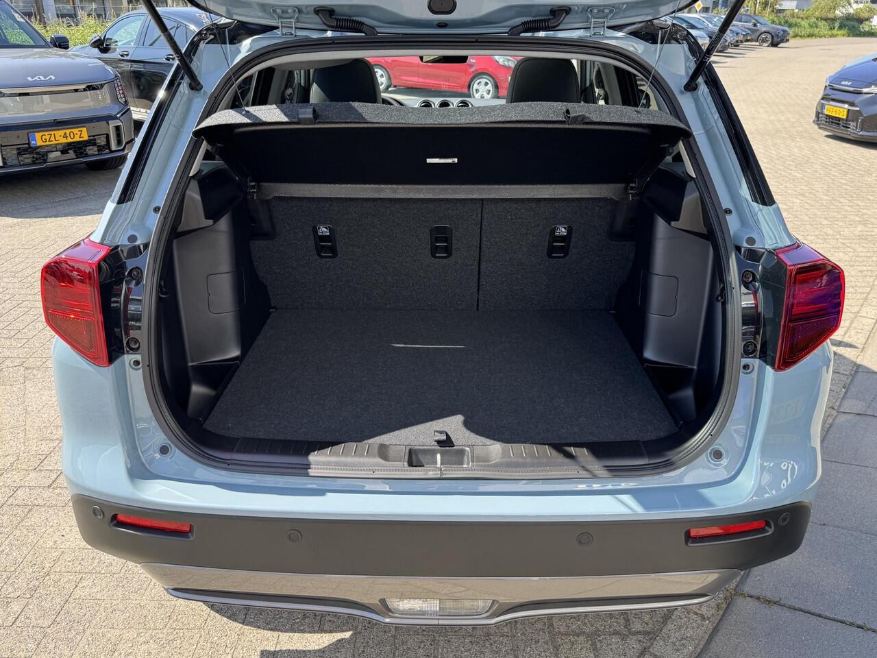 Suzuki VITARA 1.4 Boosterjet Style Hybrid Automaat Betreft een Demo. Direct leverbaar
