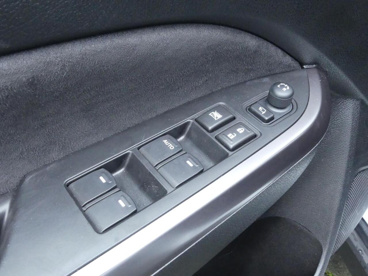 Suzuki VITARA 1.5 Hybrid Style Automaat Panorama dak, Pearl White, Carplay, Android Auto, Navi, Camera, adaptive Cruise