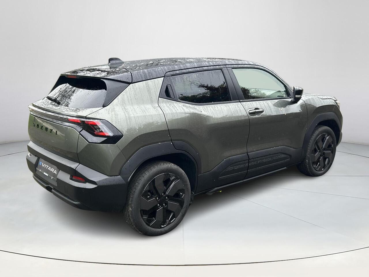 Suzuki VITARA e Style 61 kWh **NIEUWE BI-TONE KLEUR LAND BREEZE/ BLUISH BLACK/ PANORAMA/ NIEUWE AUTO**