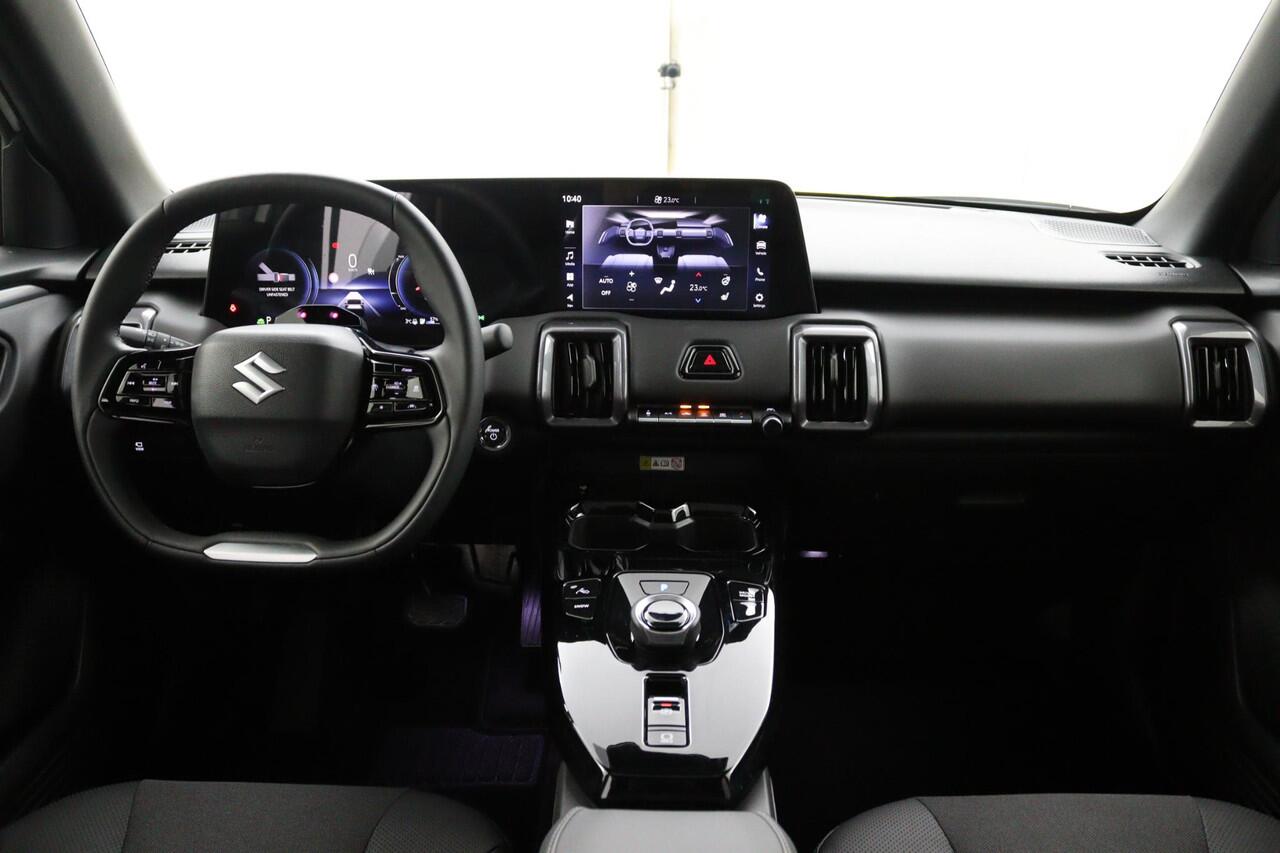 Suzuki VITARA e Style 61 kWh | Elektrisch verstelbare Bestuurdersstoel | Panorama dak | Alcantara Bekleding | Parkeersensoren Rondom | Stuur en Stoelverwarming |