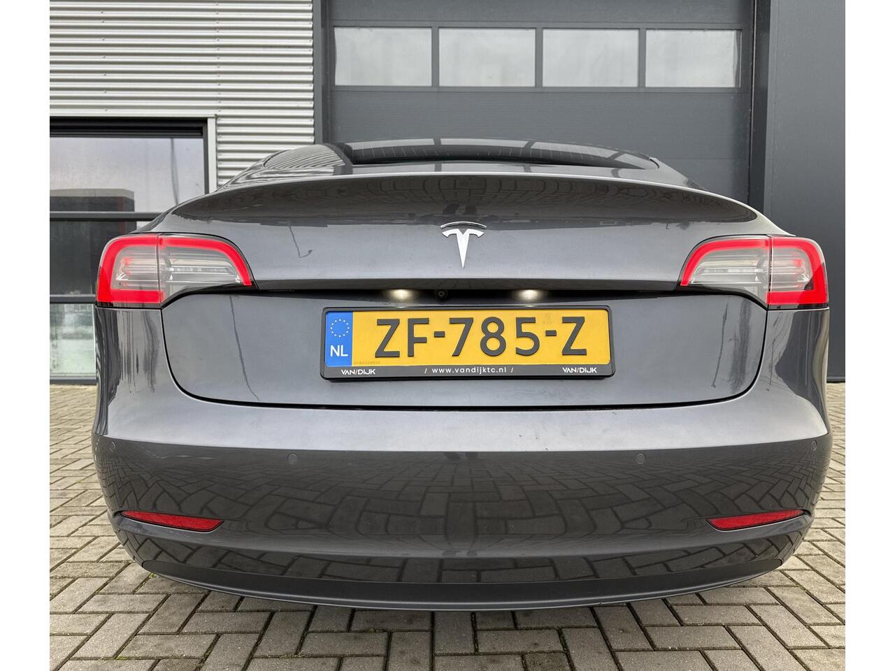 Tesla Model 3 Long Range RWD 75 kWh ?SOH 88.3% ?Autopilot ?Panoramadak ?Vol Leder ?360º Camera ?Stoelverwarming ?Origineel NL
