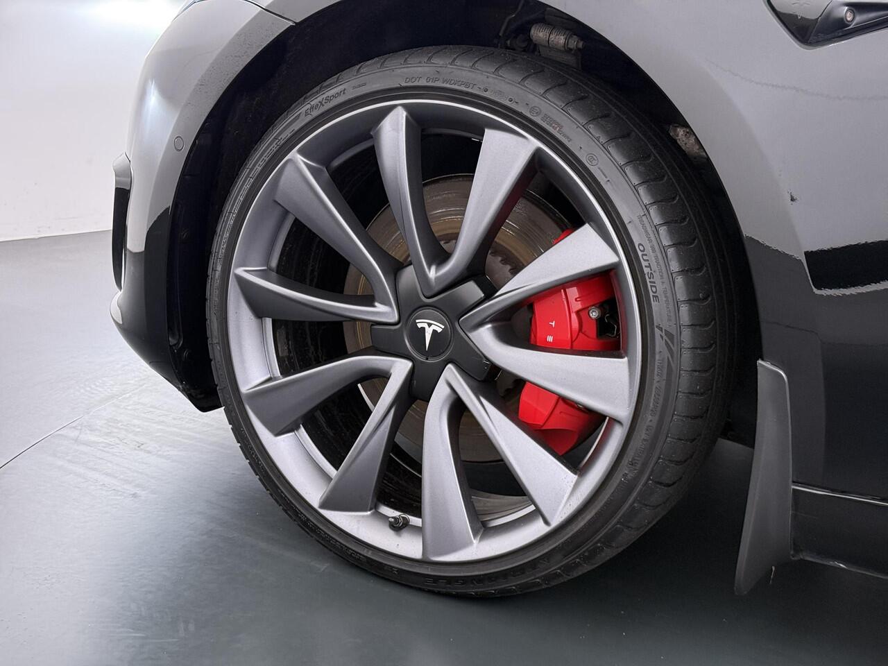 Tesla Model 3 Performance AWD 75 kWh VAN ¤24.900,- NU VOOR SLECHTS ¤21.440,- Uw LENTEVOORDEEL ¤3.460,- |SOH 86% | 20 inch velgen (als nieuw) | Zeer nette staat | Rijklaar geleverd incl. 12 mnd Bovag-garantie | Tesla fabrieksgarantie op de hoogvolt accu t/m 13-12-2027 o