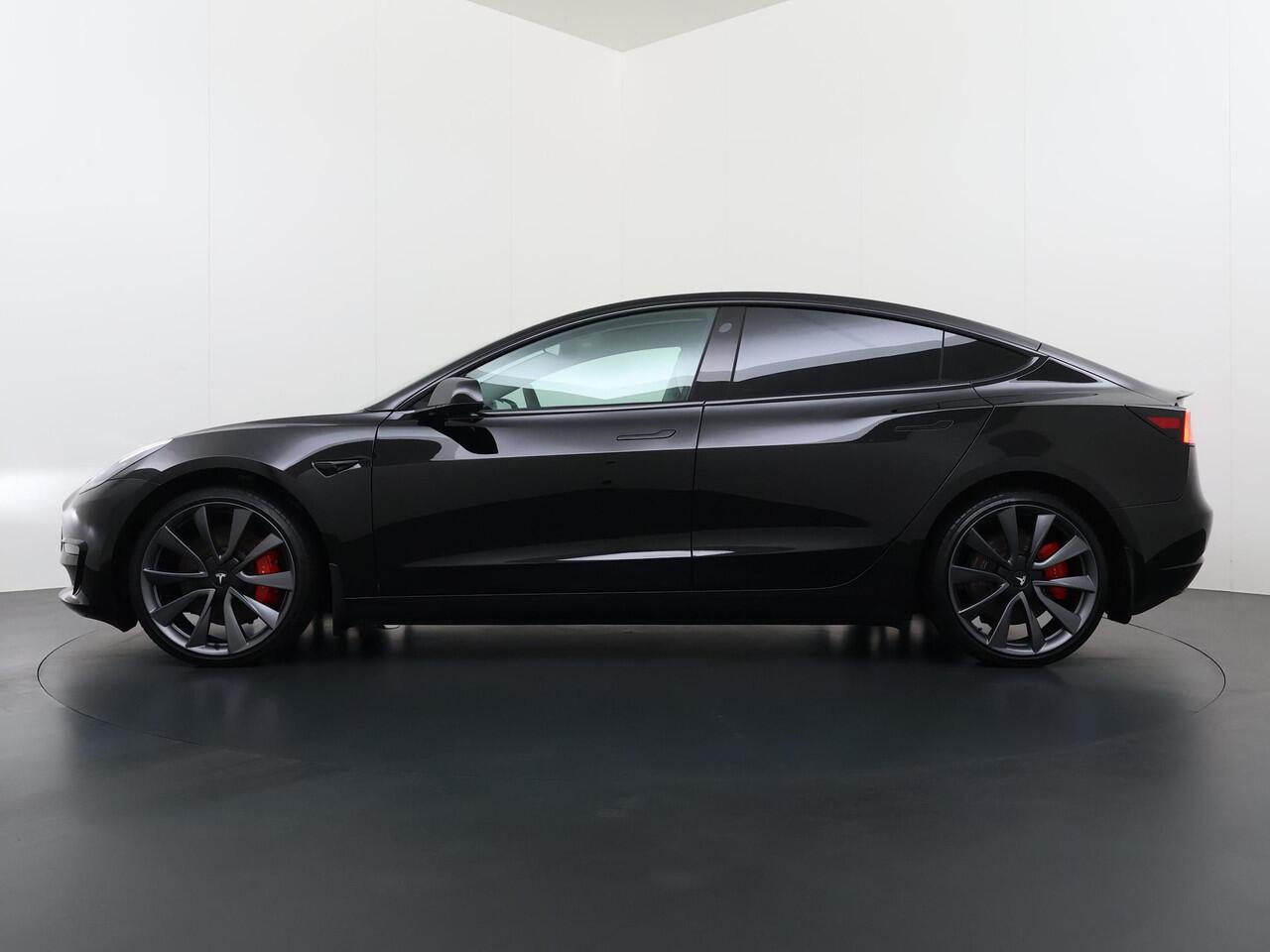 Tesla Model 3 Performance AWD 75 kWh VAN ¤24.900,- NU VOOR SLECHTS ¤21.440,- Uw LENTEVOORDEEL ¤3.460,- |SOH 86% | 20 inch velgen (als nieuw) | Zeer nette staat | Rijklaar geleverd incl. 12 mnd Bovag-garantie | Tesla fabrieksgarantie op de hoogvolt accu t/m 13-12-2027 o