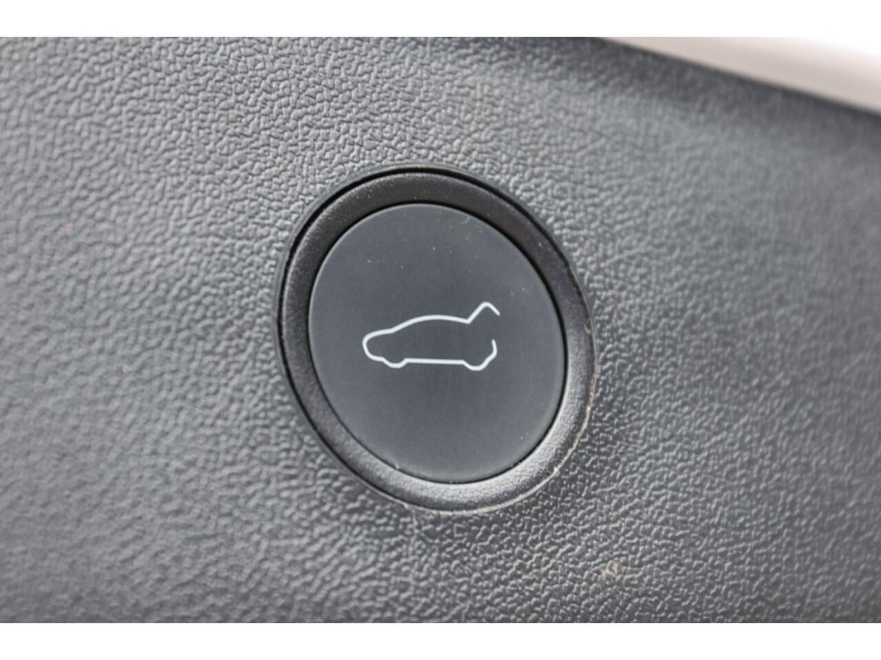 Tesla Model 3 Standard RWD Plus Warmtepomp l Pano l Leder Zwart