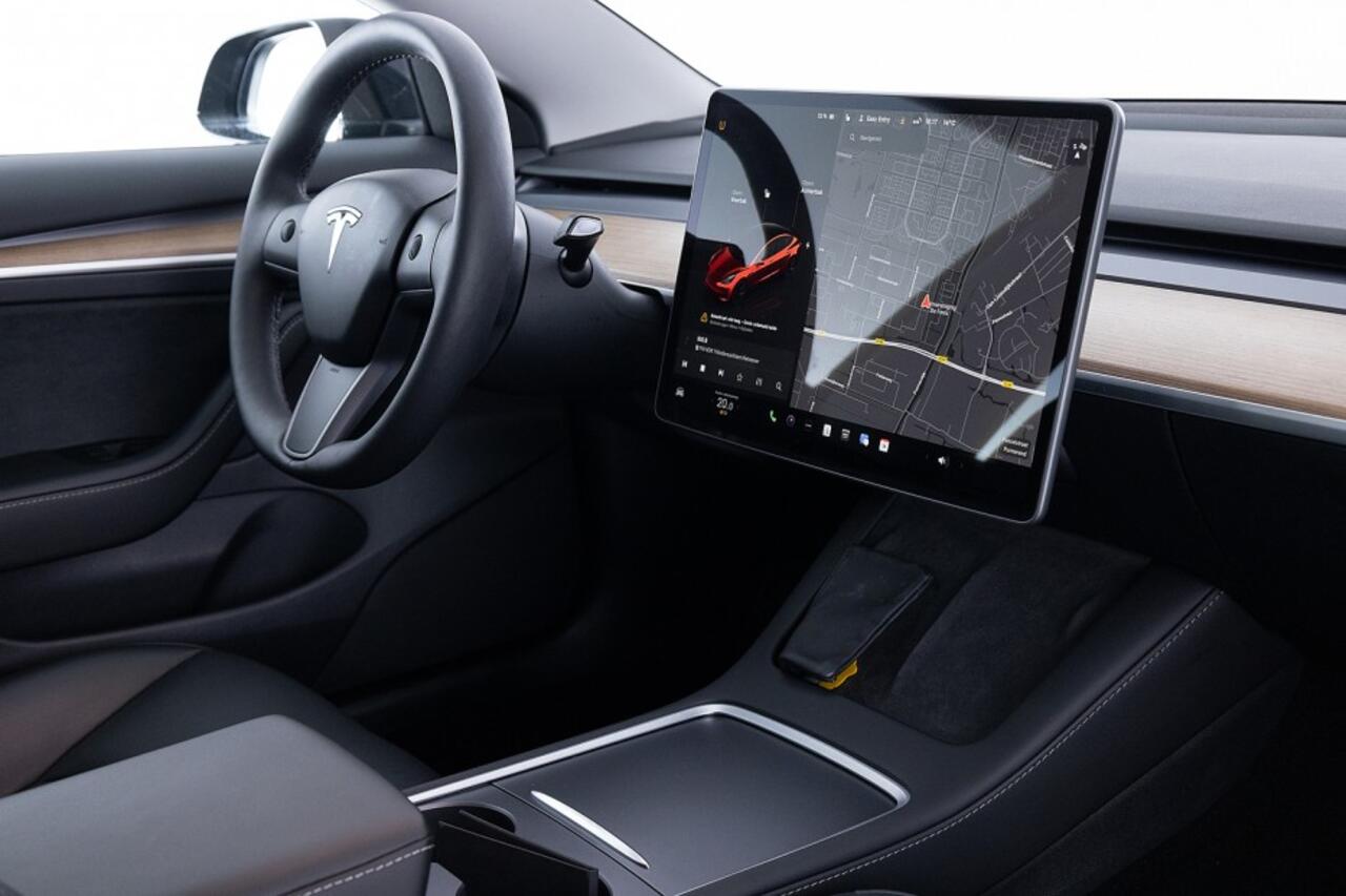 Tesla Model 3 Standard RWD Plus 60 kWh | PANORAMADAK | LEDER | TREKHAAK