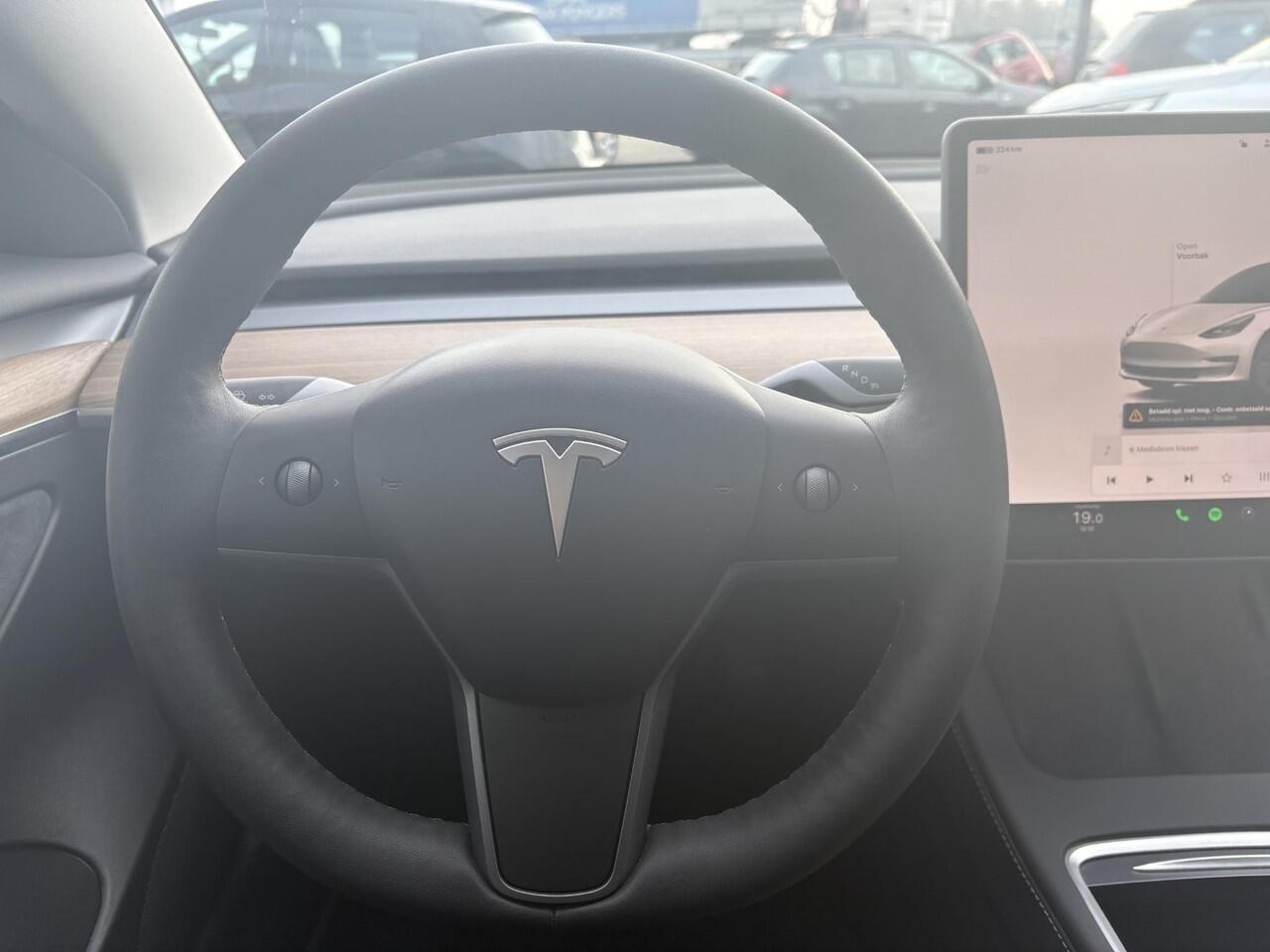 Tesla Model 3 Standard RWD Plus 60 kWh | NAP | Autopilot | 95% SoH | Navigatie | Climate Control | Stoelverwarming | Inclusief Winterbanden set |