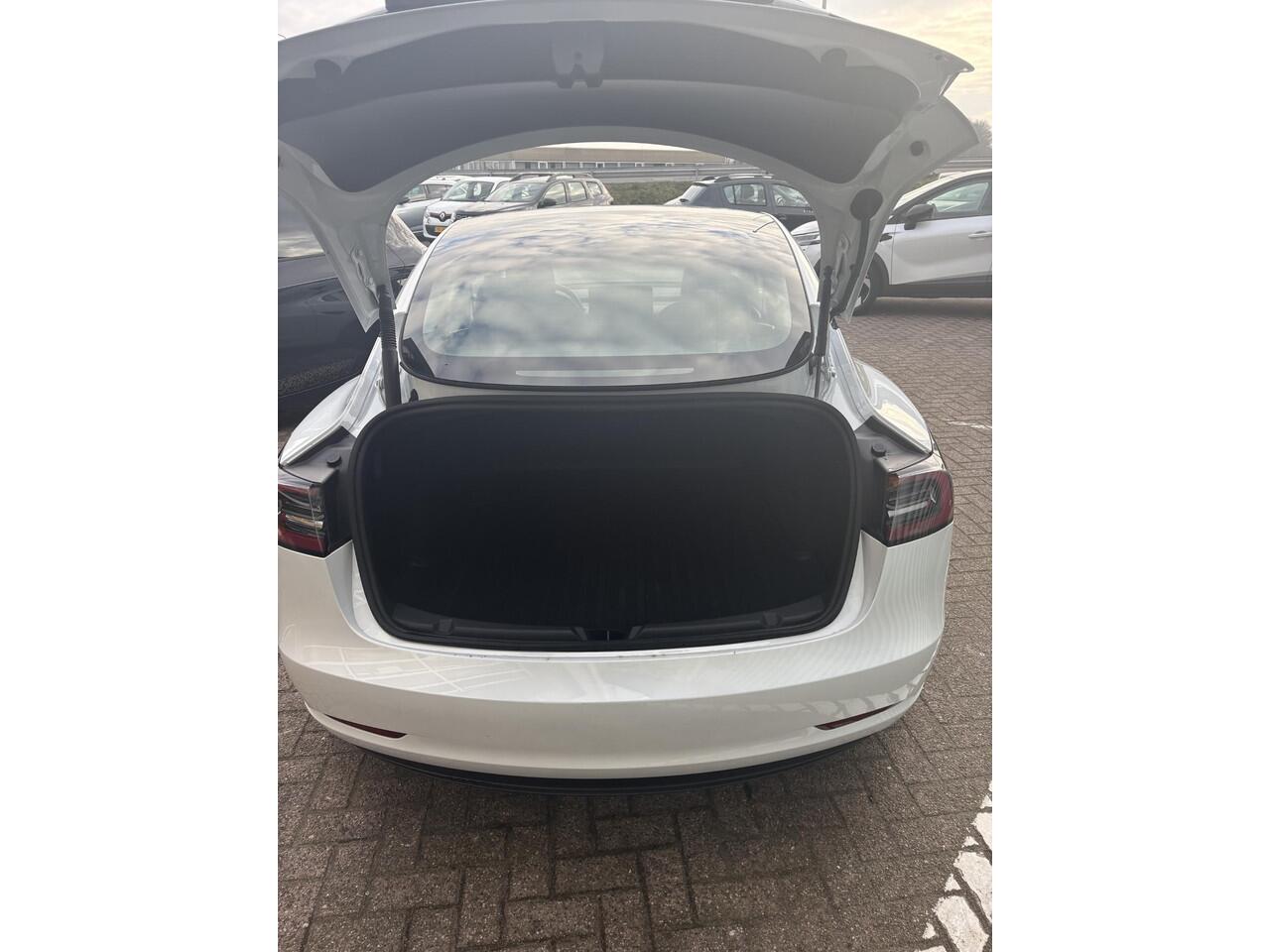 Tesla Model 3 Standard RWD Plus 60 kWh | NAP | Autopilot | 95% SoH | Navigatie | Climate Control | Stoelverwarming | Inclusief Winterbanden set |