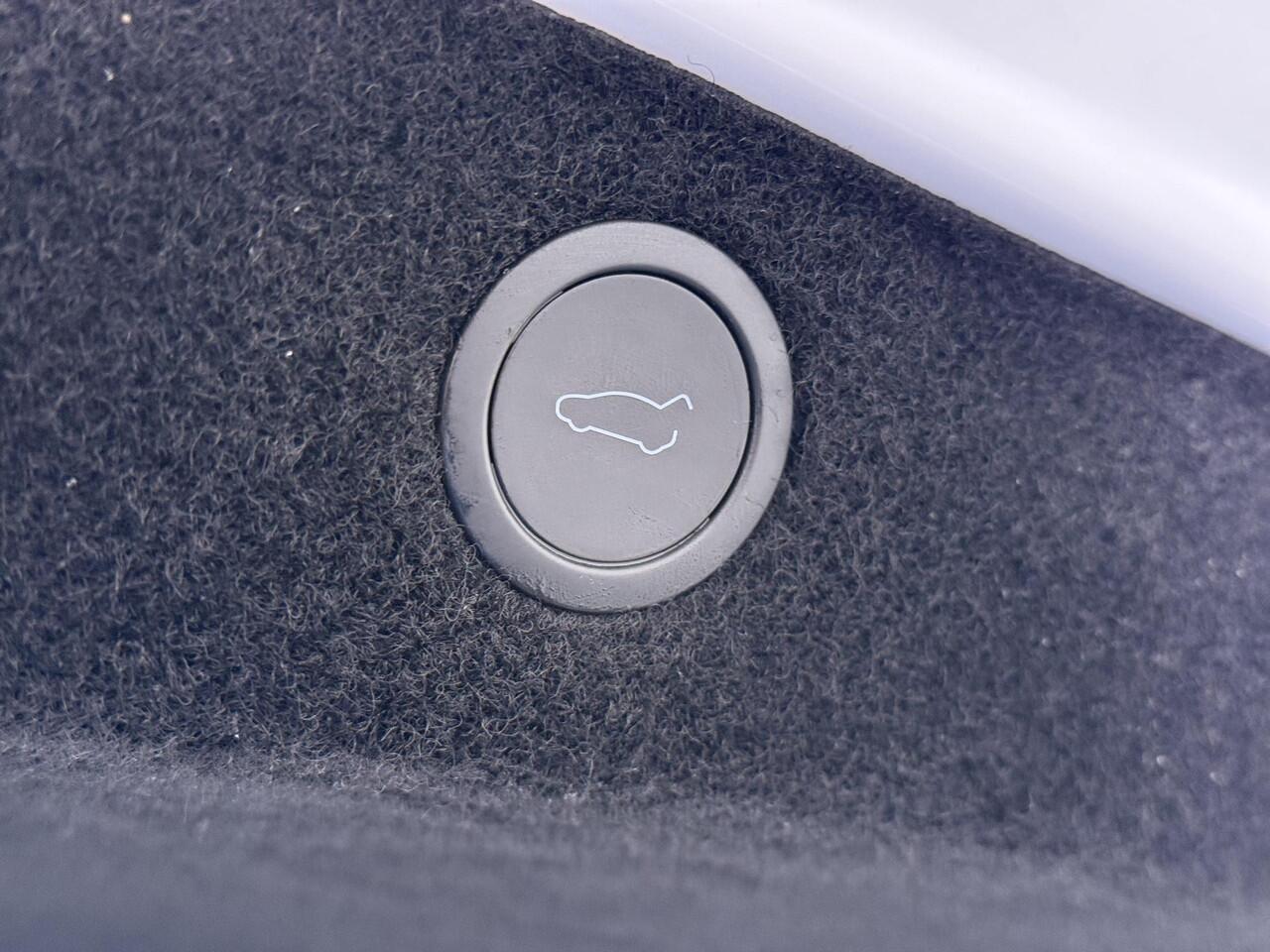 Tesla Model 3 Premium Long Range AWD 78 kWh VAN ¤42.900,- NU VOOR SLECHTS ¤39.440,- Uw LENTEVOORDEEL ¤3.460,- |ORGINELE AFN. TREKHAAK TESLA| AUTOPILOT| STOELVENTILATIE + VERWARMING| VOLLEDIGE TESLA GARANTIE T/M 01/2028 OF 80.000KM| DE HOOGVOLTACCU EN AANDRIJFLIJN TOT 2