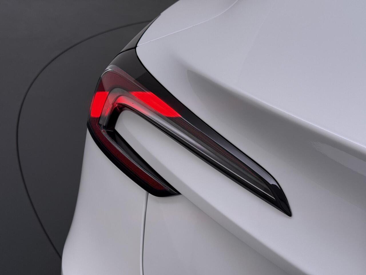 Tesla Model 3 Premium Long Range AWD 78 kWh VAN ¤42.900,- NU VOOR SLECHTS ¤39.440,- Uw LENTEVOORDEEL ¤3.460,- |ORGINELE AFN. TREKHAAK TESLA| AUTOPILOT| STOELVENTILATIE + VERWARMING| VOLLEDIGE TESLA GARANTIE T/M 01/2028 OF 80.000KM| DE HOOGVOLTACCU EN AANDRIJFLIJN TOT 2