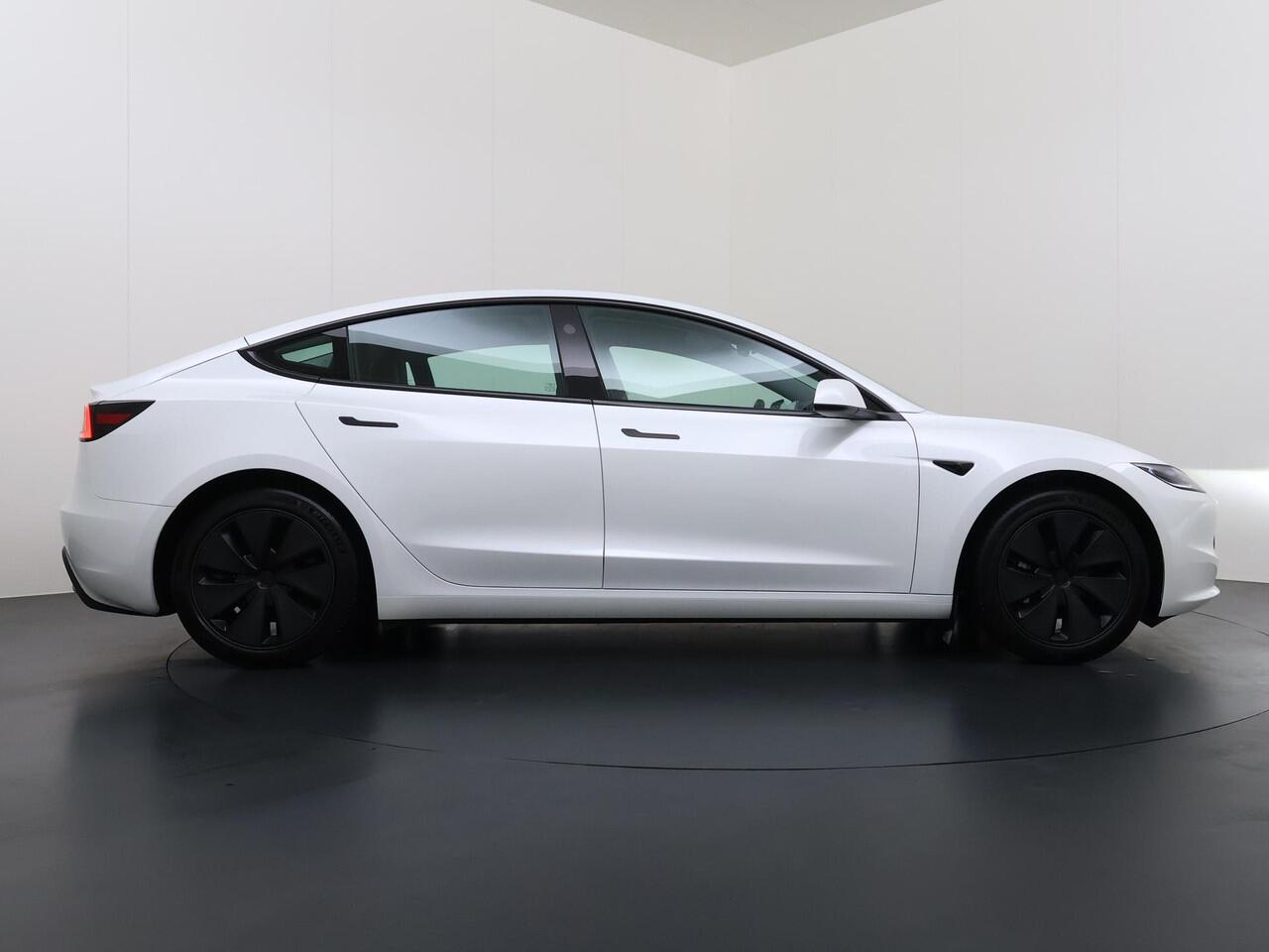 Tesla Model 3 Premium Long Range AWD 78 kWh VAN ¤42.900,- NU VOOR SLECHTS ¤39.440,- Uw LENTEVOORDEEL ¤3.460,- |ORGINELE AFN. TREKHAAK TESLA| AUTOPILOT| STOELVENTILATIE + VERWARMING| VOLLEDIGE TESLA GARANTIE T/M 01/2028 OF 80.000KM| DE HOOGVOLTACCU EN AANDRIJFLIJN TOT 2