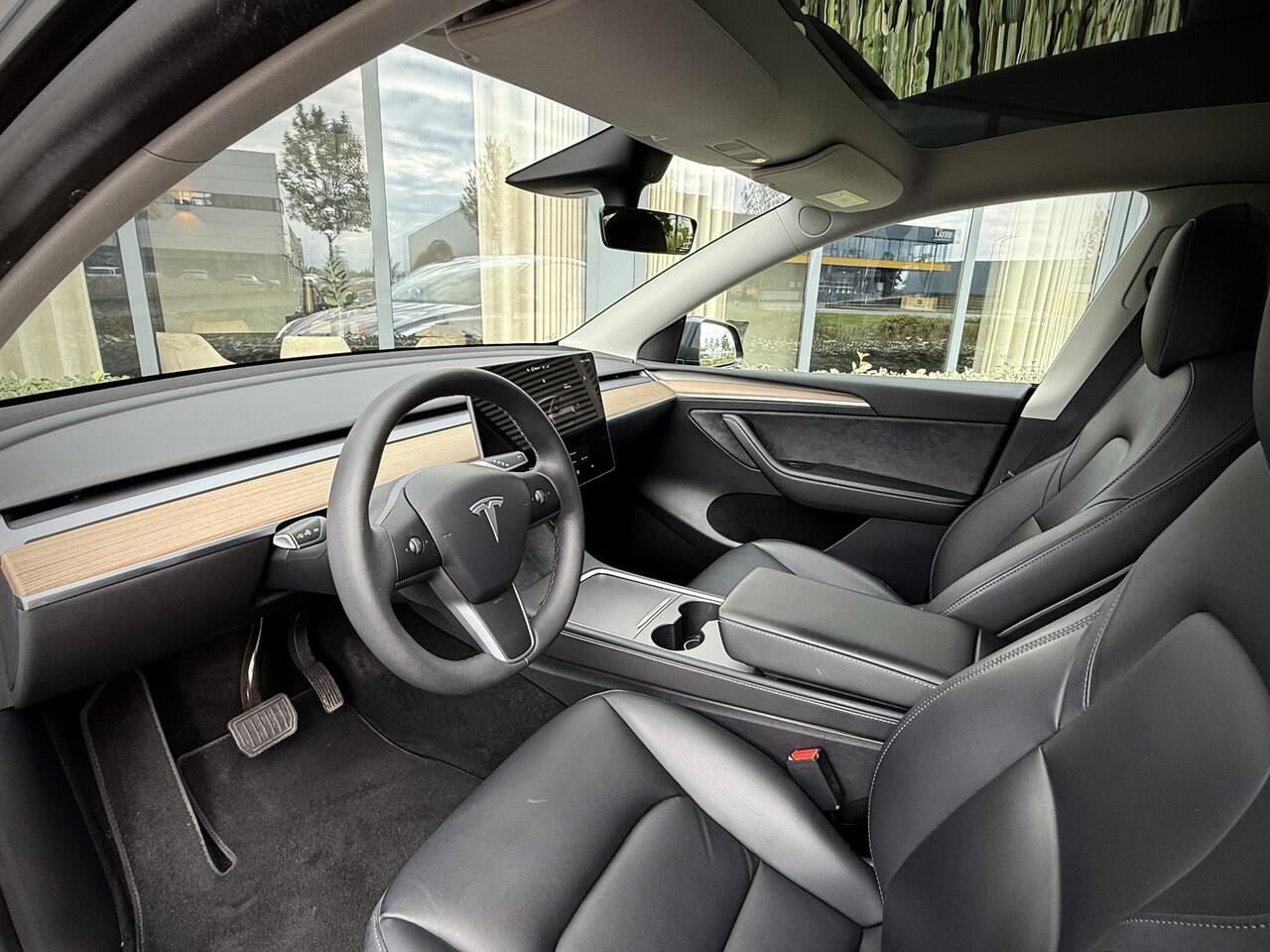 Tesla Model Y Long Range AWD Autopilot/ 20 inch/ Panodak