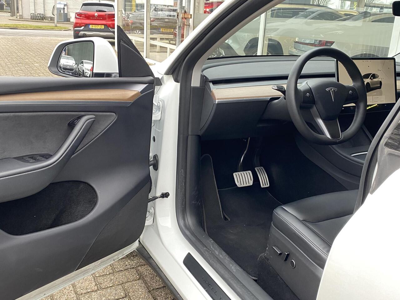 Tesla Model Y Performance AWD 75 kWh / Panodak / Stuurverwarming / Stoelverwarming V+A / Vol-Leder / Elektr.-Stoelen / Dodehoek-Detectie / Keyless / LED / Navi / 21'' LMV / ENZ.