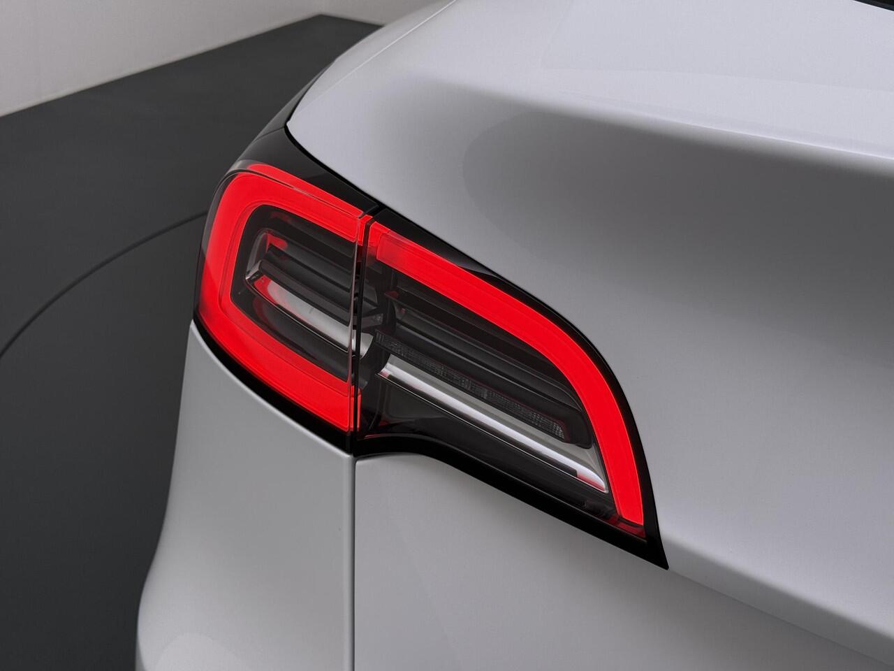Tesla Model Y Long Range AWD 75 kWh VAN ¤37.900,- NU VOOR SLECHTS ¤34.440,- Uw LENTEVOORDEEL ¤3.460,- |SOH 96% | AUTOPILOT| TESLA GARANTIE OP DE HOOGVOLTACCU EN AANDRIJFLIJN TOT 2030 of 192.000KM | STOEL + STUURVERWARMING| ACHTERBANK VERWARMD