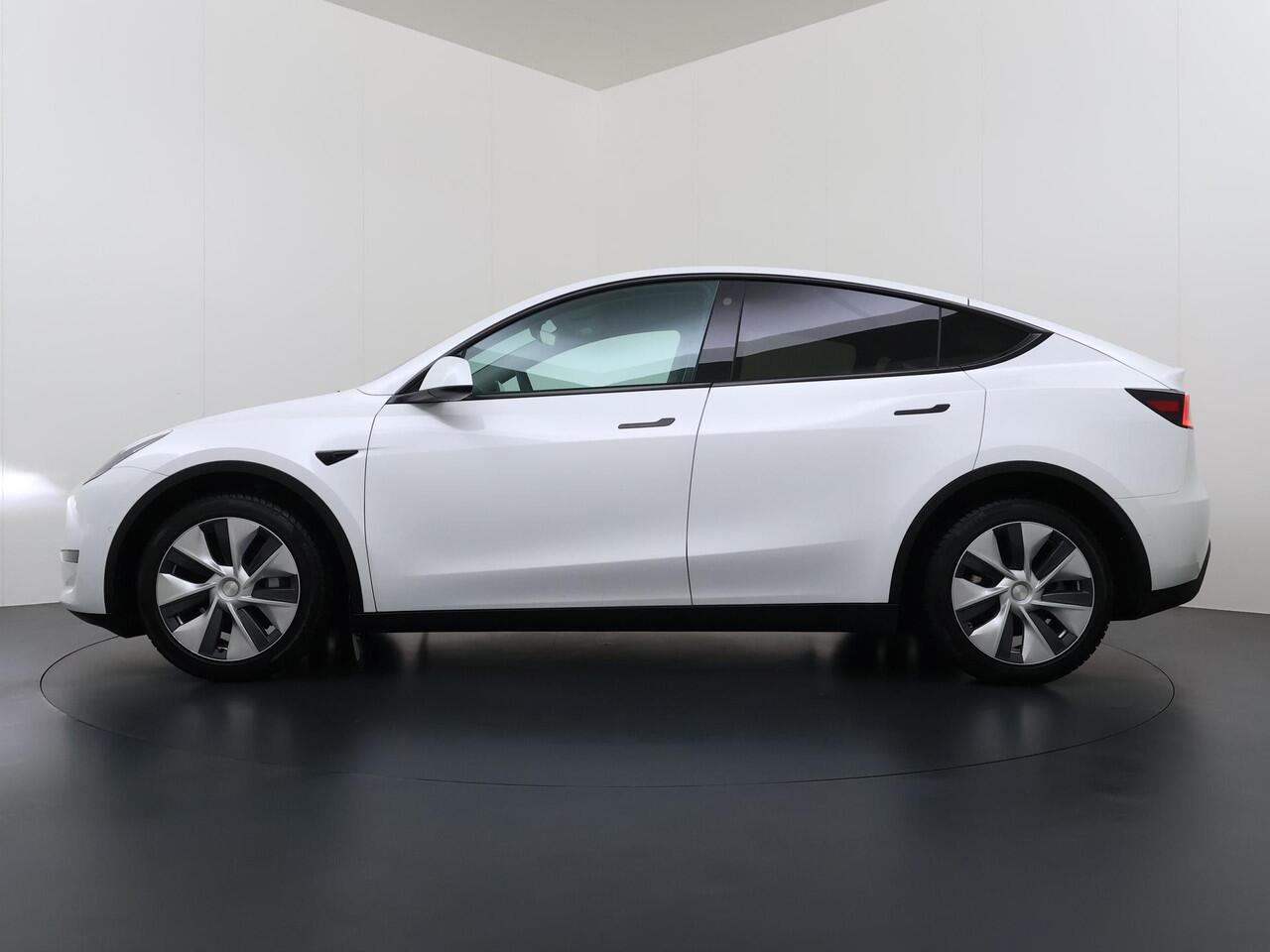 Tesla Model Y Long Range AWD 75 kWh VAN ¤37.900,- NU VOOR SLECHTS ¤34.440,- Uw LENTEVOORDEEL ¤3.460,- |SOH 96% | AUTOPILOT| TESLA GARANTIE OP DE HOOGVOLTACCU EN AANDRIJFLIJN TOT 2030 of 192.000KM | STOEL + STUURVERWARMING| ACHTERBANK VERWARMD