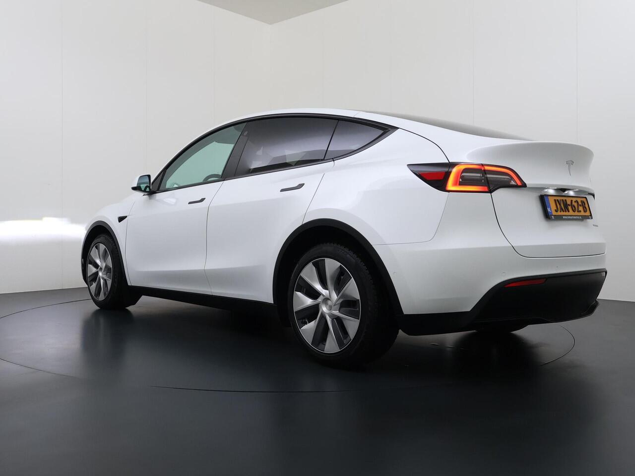 Tesla Model Y Long Range AWD 75 kWh VAN ¤37.900,- NU VOOR SLECHTS ¤34.440,- Uw LENTEVOORDEEL ¤3.460,- |SOH 96% | AUTOPILOT| TESLA GARANTIE OP DE HOOGVOLTACCU EN AANDRIJFLIJN TOT 2030 of 192.000KM | STOEL + STUURVERWARMING| ACHTERBANK VERWARMD