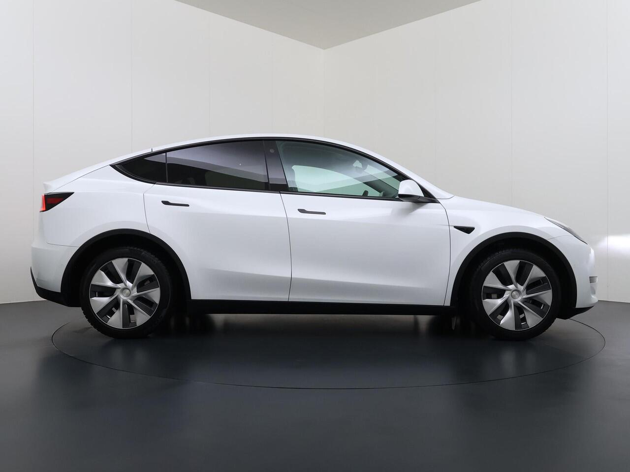 Tesla Model Y Long Range AWD 75 kWh VAN ¤37.900,- NU VOOR SLECHTS ¤34.440,- Uw LENTEVOORDEEL ¤3.460,- |SOH 96% | AUTOPILOT| TESLA GARANTIE OP DE HOOGVOLTACCU EN AANDRIJFLIJN TOT 2030 of 192.000KM | STOEL + STUURVERWARMING| ACHTERBANK VERWARMD