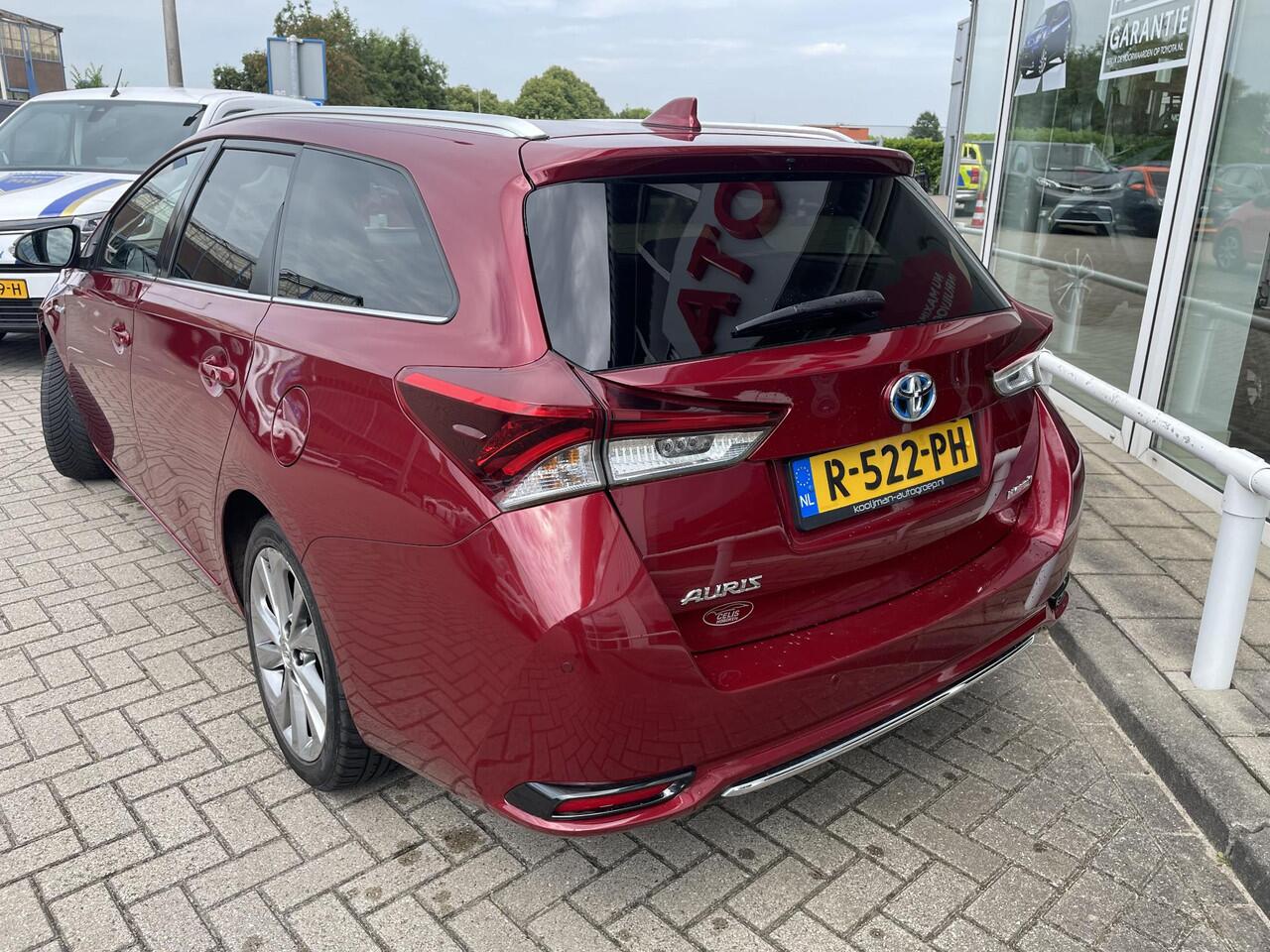 Toyota AURIS Touring Sports 1.8 Hybrid Freestyle Lava red parelmoer, parkeersensoren voor en achter, stoel verwarming, automatisch inparkeren, half leder