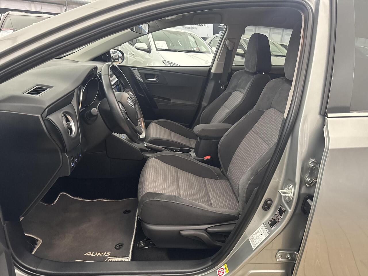 Toyota AURIS Touring Sports 1.8 Hybrid Dynamic | 06-10141018 Voor meer informatie