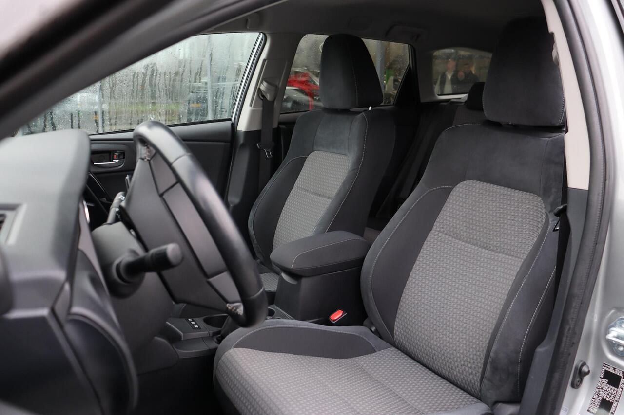 Toyota AURIS Touring Sports 1.8 Hybrid Dynamic Ultimate, Stoelverwarming, Cruise Control, DAB Radio, Keyless Entry, Parkeersensoren voor en achter.